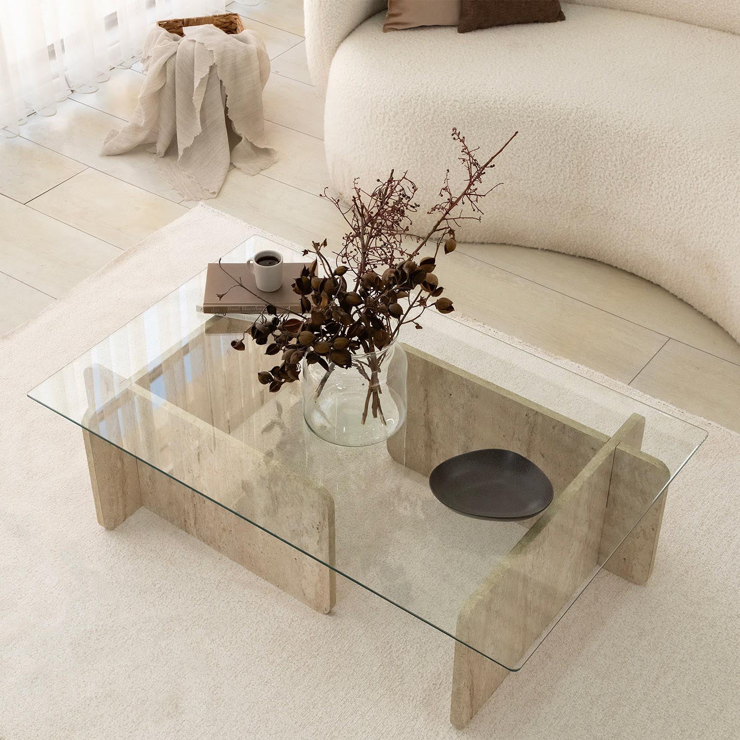 Gestalten Sie Ihr Zuhause mit dem eleganten Escape Sofatisch in Travertin von Hanah Home – ein stilvolles Highlight für jeden Raum.