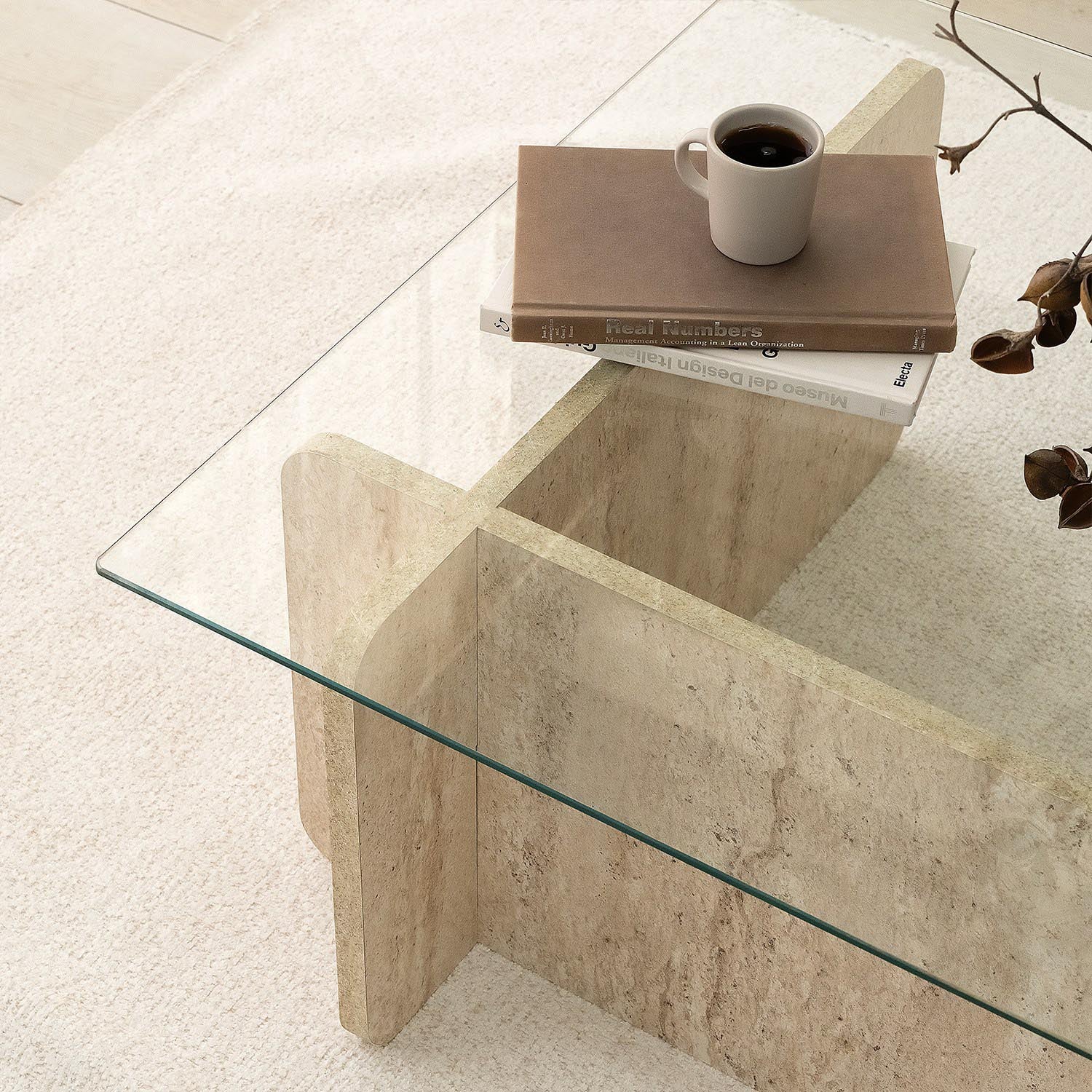 Verleihen Sie Ihrem Wohnraum mit dem Escape Sofatisch in Travertin von Hanah Home einen Hauch von Luxus und Stil – ideal für gemütliche Momente.
