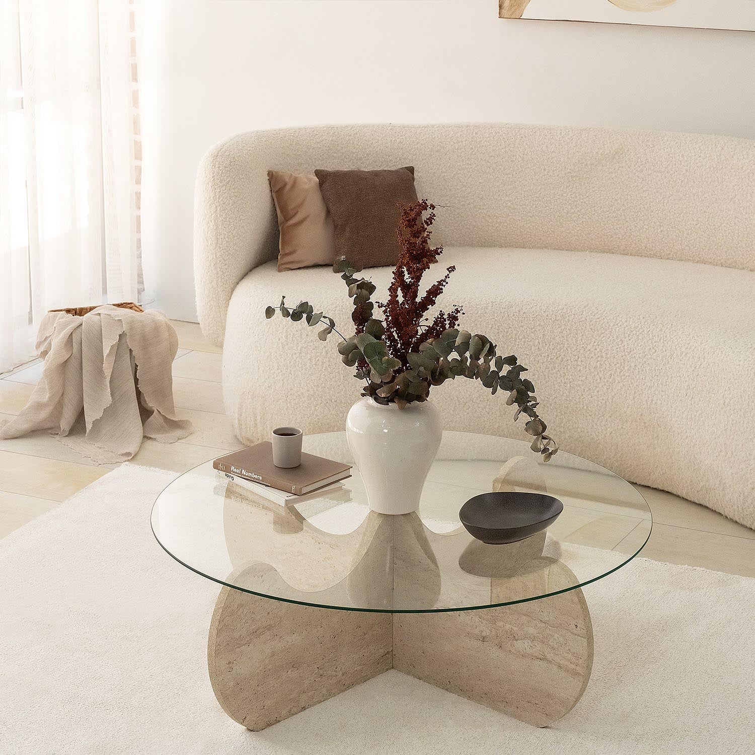 Entdecken Sie den Himalayas Sofatisch von Hanah Home – ein eleganter Travertin-Couchtisch, der Ihrem Zuhause einen Hauch von Luxus und Raffinesse verleiht.