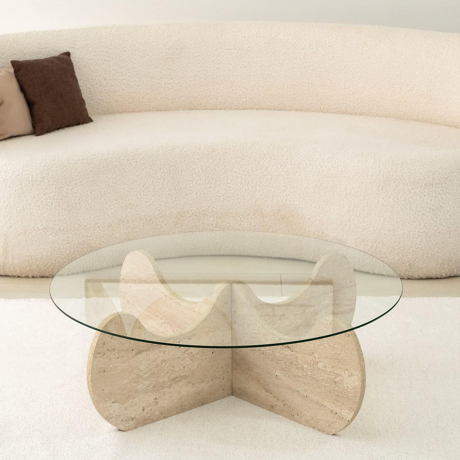 Himalayas Sofatisch aus Travertin von Hanah Home – stilvoller Couchtisch, der modernes Design und natürliche Eleganz vereint.