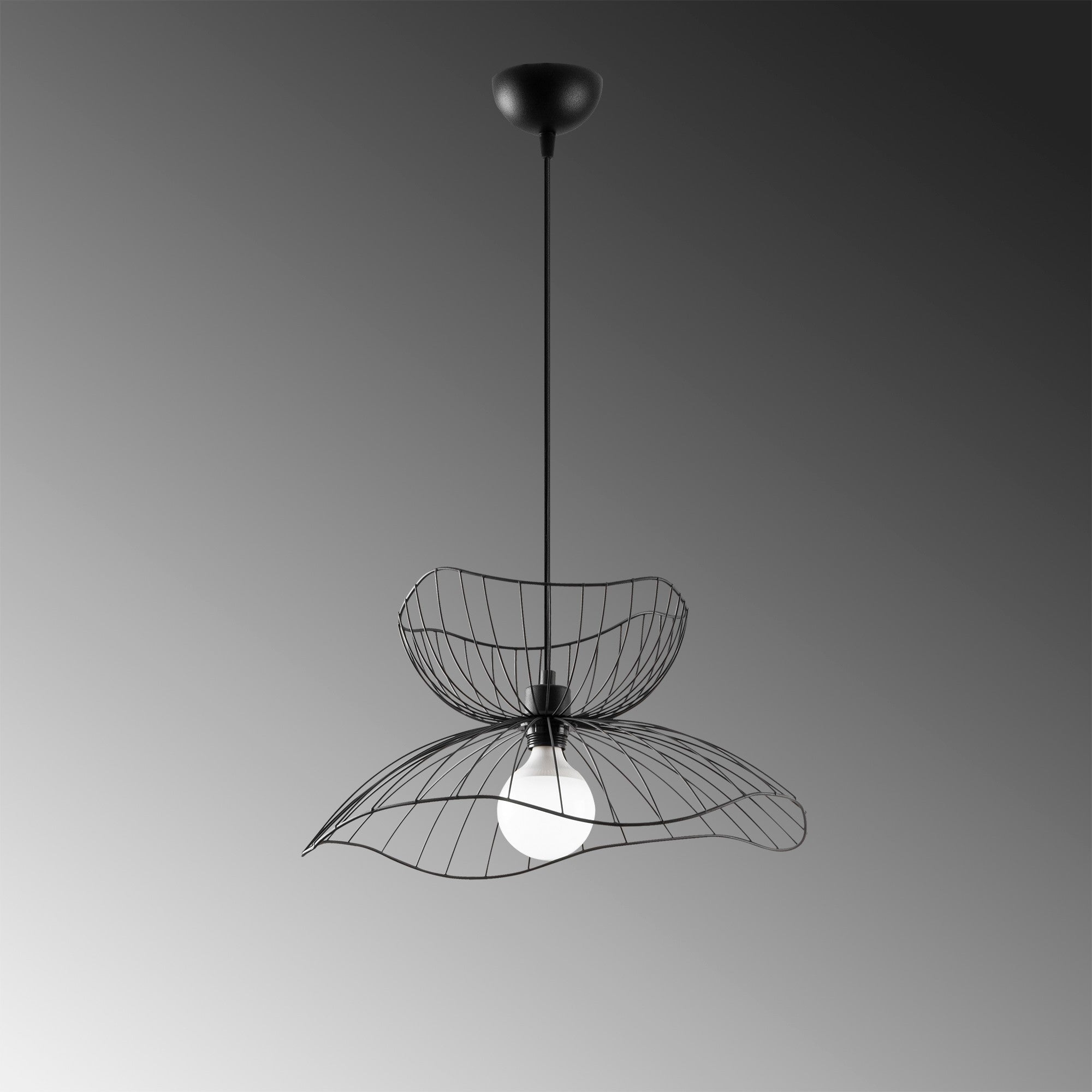 Entdecken Sie die Farac Pendelleuchte von Opviq in elegantem Schwarz. Ihr industrielles Design und die verstellbare Höhe machen sie zur idealen Wahl für stilvolle Akzente in jedem Wohnraum.