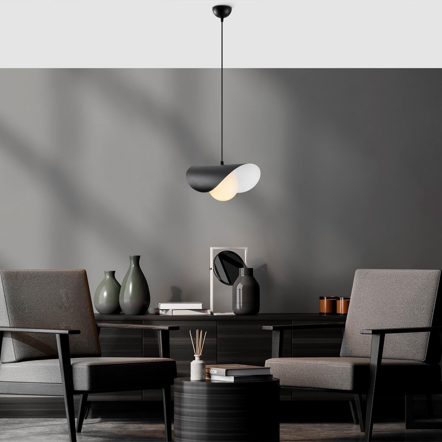 Entdecken Sie die Camel 6 Pendelleuchte von Opviq in Schwarz-Weiß. Ein stilvolles, industrielles Design, das jeden Raum aufwertet.
