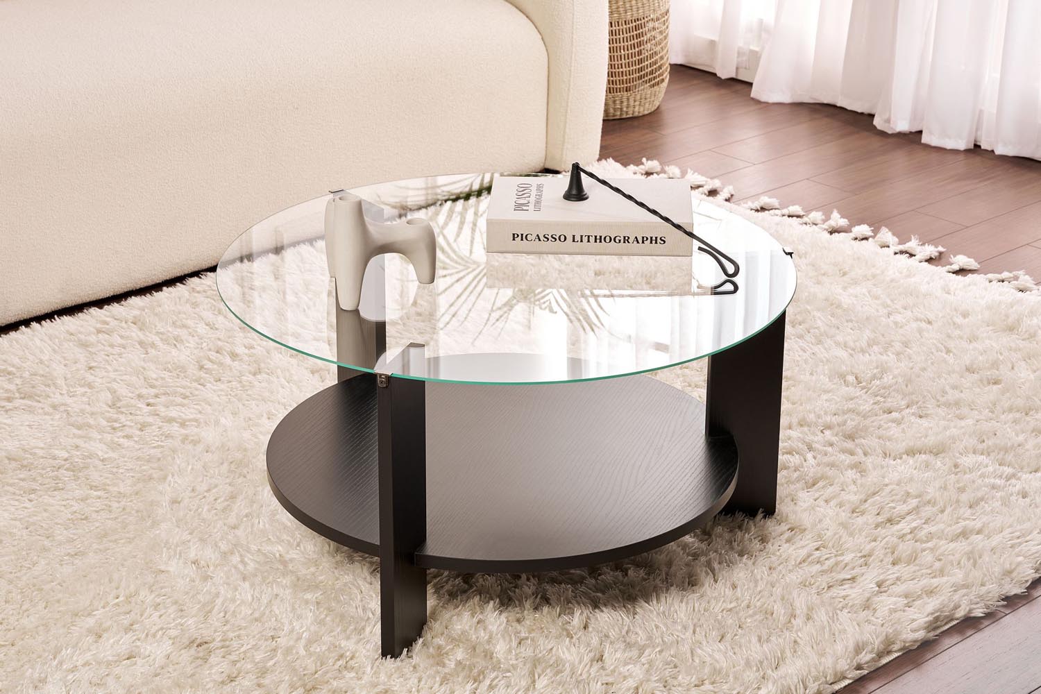 Entdecken Sie den Clara Sofatisch in Holz Schwarz Transparent von Nordure – ein elegantes, langlebiges Möbelstück für Ihr modernes Zuhause.