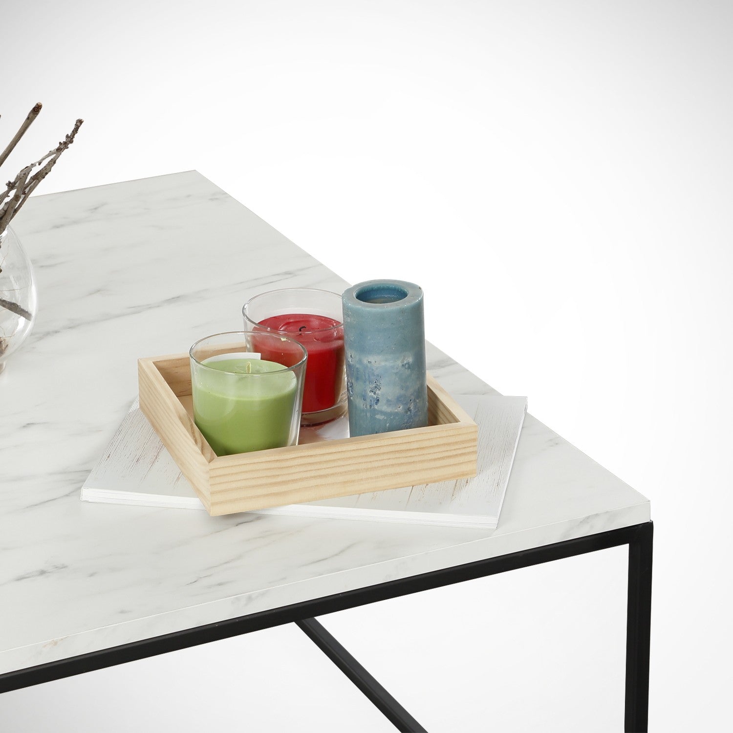 Stilvoller Poly Sofatisch in Weiß und Schwarz von Hanah Home. Robuste Bauweise und elegantes Design für Ihr modernes Wohnzimmer.