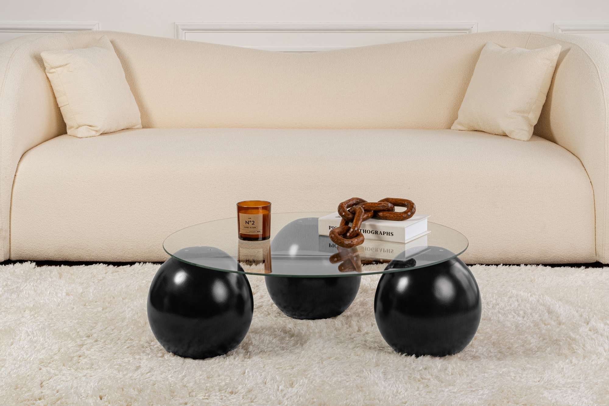 Erleben Sie den stilvollen Miro Sofatisch in Schwarz Transparent von Nordure. Hochwertige Materialien und modernes Design für ein elegantes Ambiente.