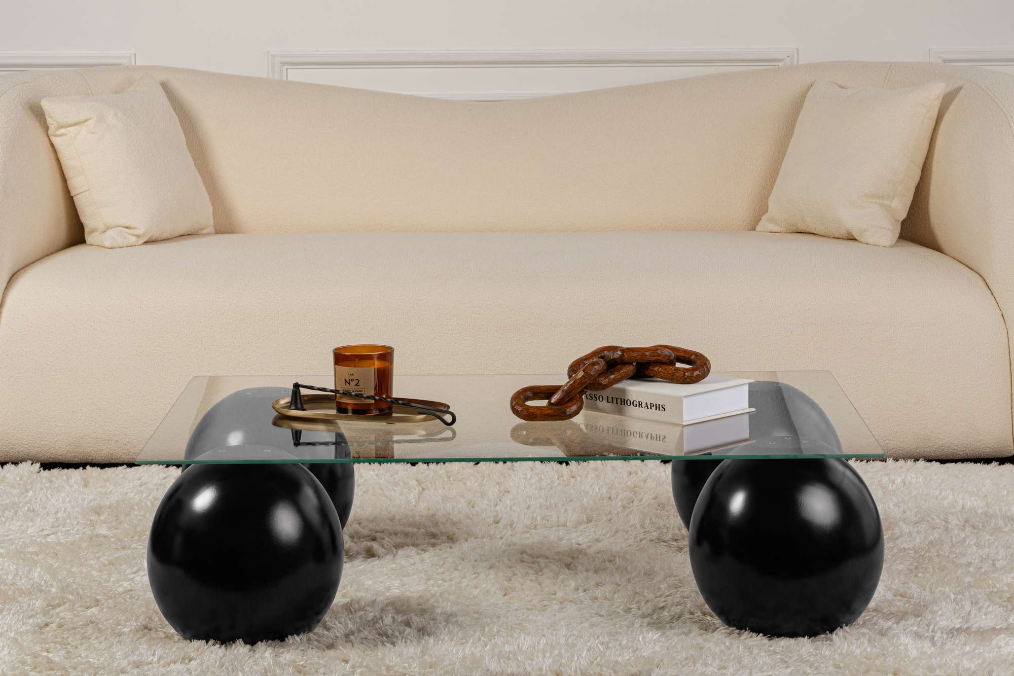 Stilvoller Sera Sofatisch in Schwarz und Transparent von Nordure. Robuste Glasplatte und modernes Design für ein elegantes Ambiente.