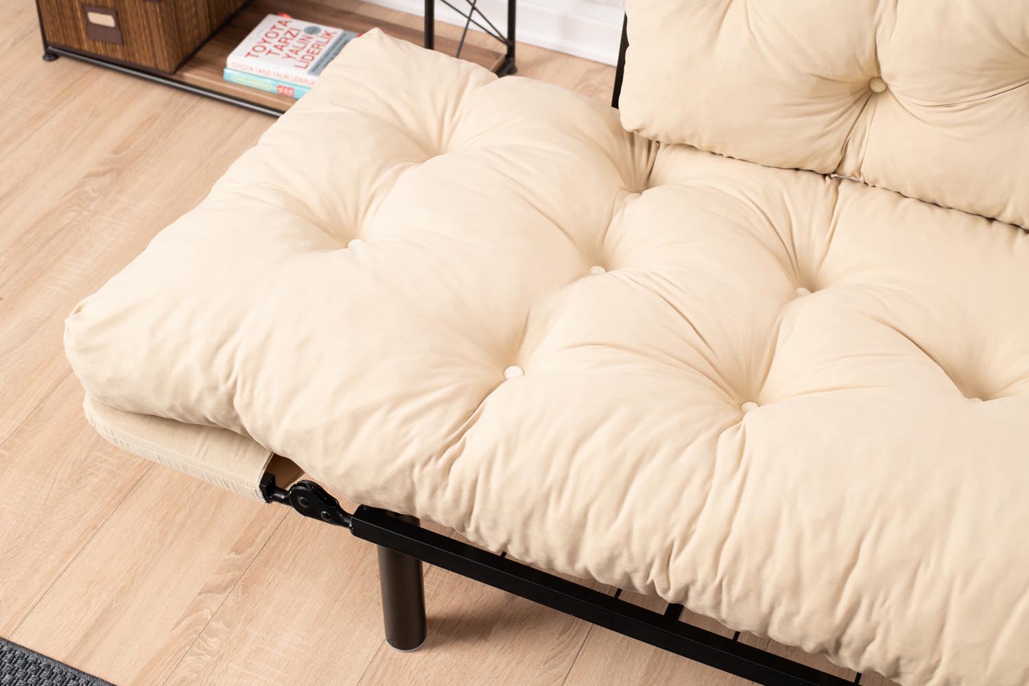 Stilvolles Nitta Bettsofa in sanftem Sahne-Ton von Atelier Del Sofa – ideal für gemütliche Abende und als Schlafgelegenheit.