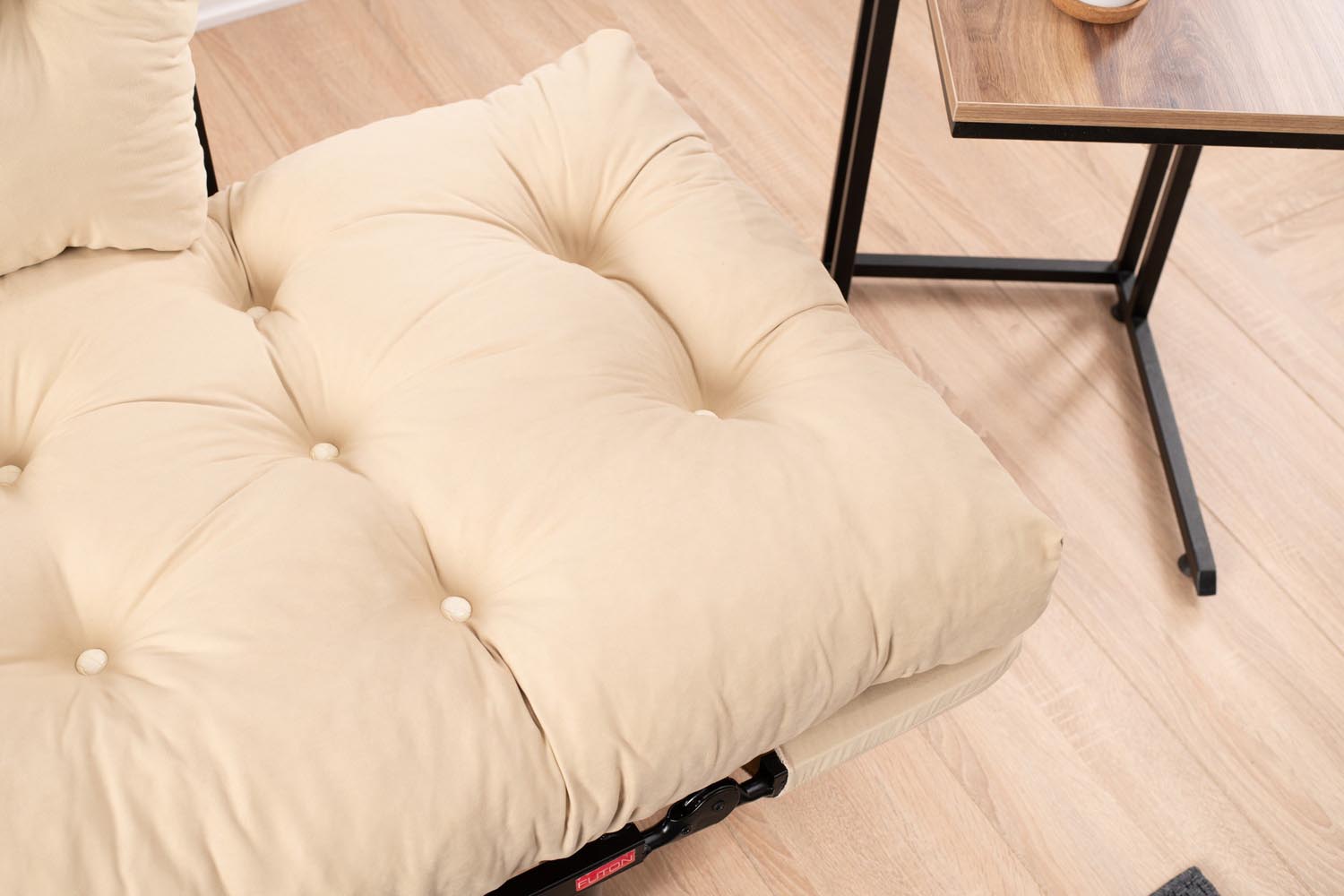 Elegantes Nitta Bettsofa in zartem Sahne-Farbton von Atelier Del Sofa – perfekt für entspannte Stunden und als komfortable Schlaflösung.