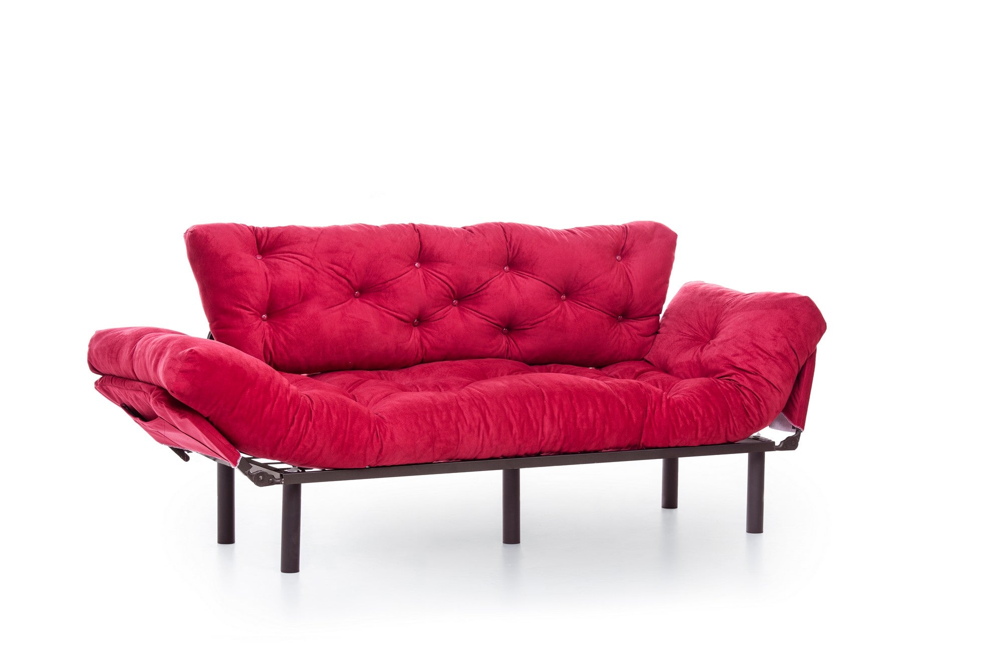 Elegantes Nitta Triple Bettsofa in Maroon, ideal für stilvolle Wohnräume und als gemütliches Schlafsofa für Gäste.