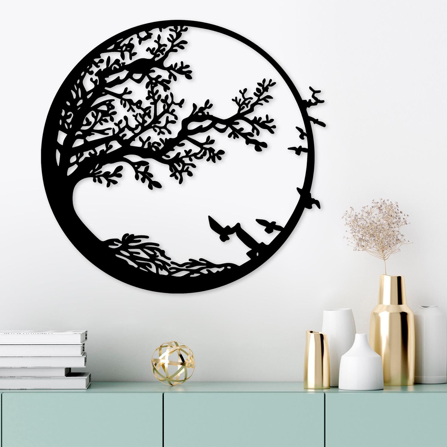 Entdecken Sie die elegante Night Wanddeko in Schwarz von Wallity. Verleihen Sie Ihrem Raum Stil und Raffinesse mit diesem hochwertigen Metall-Accessoire.