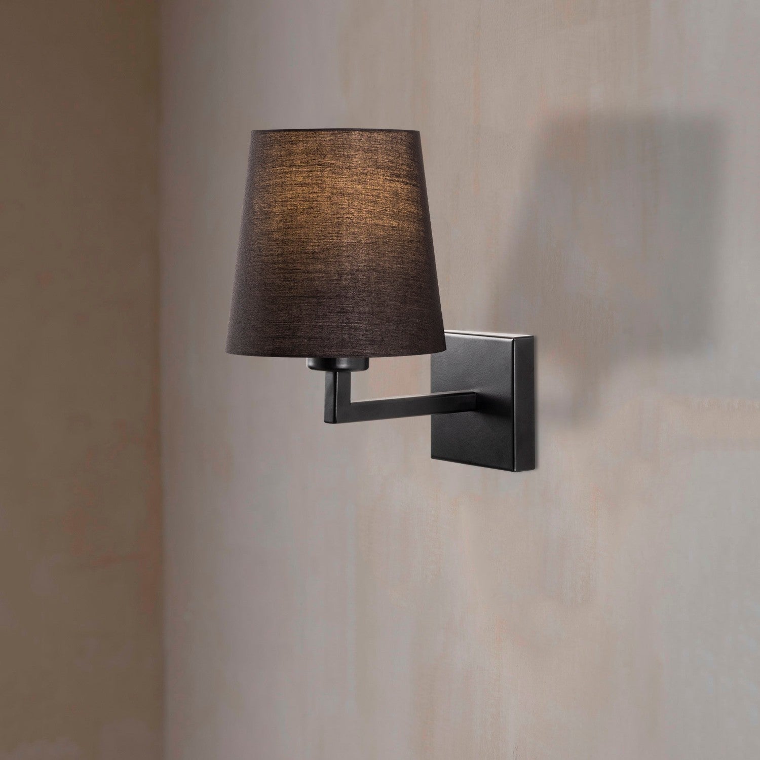 Entdecken Sie die stilvolle Profil Wandleuchte in Schwarz von Opviq. Modernes Design trifft auf elegante Stoffkappe für eine gemütliche Atmosphäre.