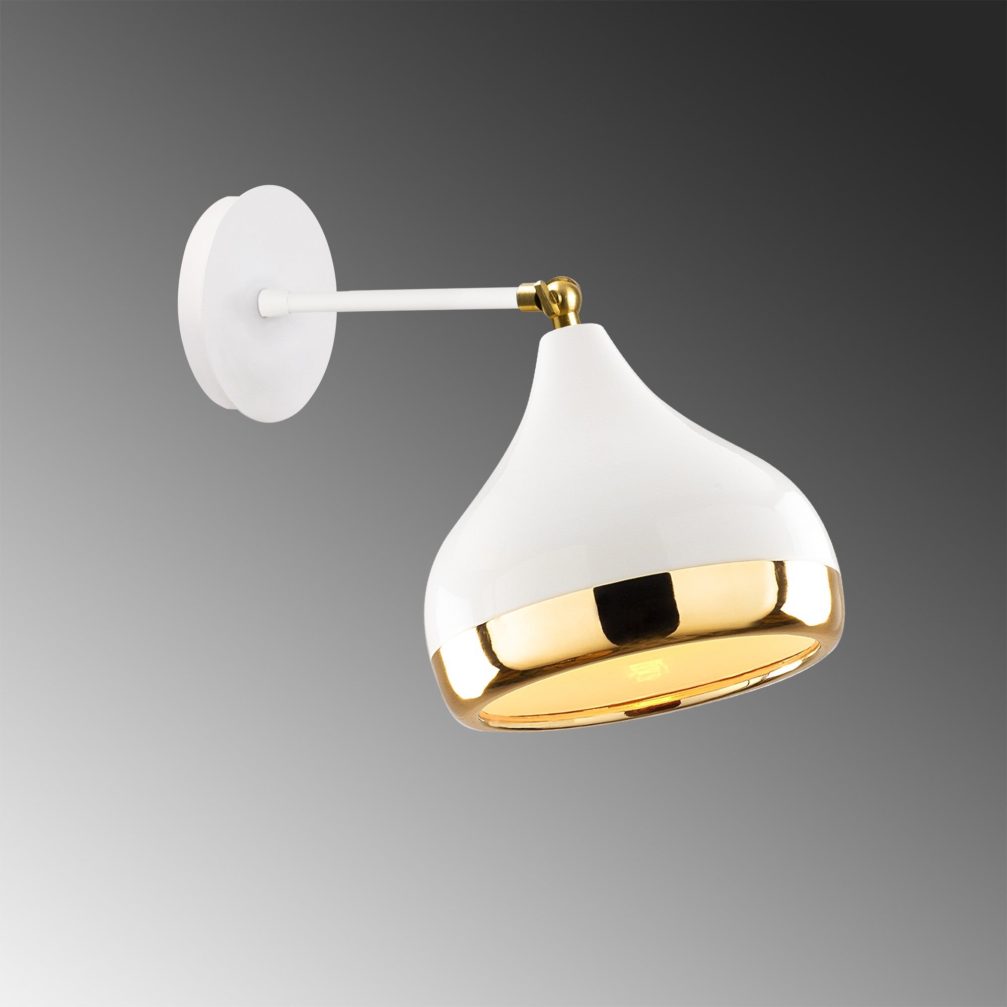 Verleihen Sie Ihrem Raum mit der Yıldo Wandleuchte von Opviq in Weiß und Gold einen Hauch von Luxus und Gemütlichkeit. Ideal für jedes Ambiente.