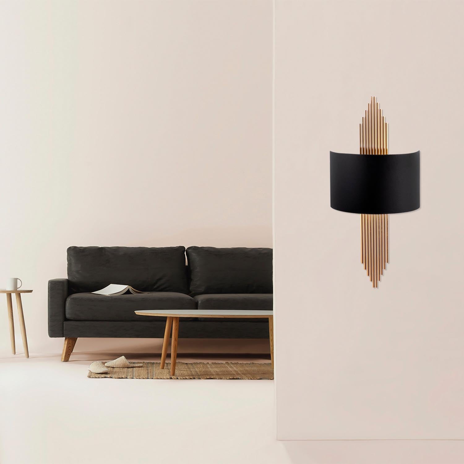 Entdecken Sie die stilvolle 617 Wandleuchte in Schwarz und Kupfer von Opviq. Diese moderne Lampe verleiht jedem Raum Eleganz und schafft eine einladende Atmosphäre.