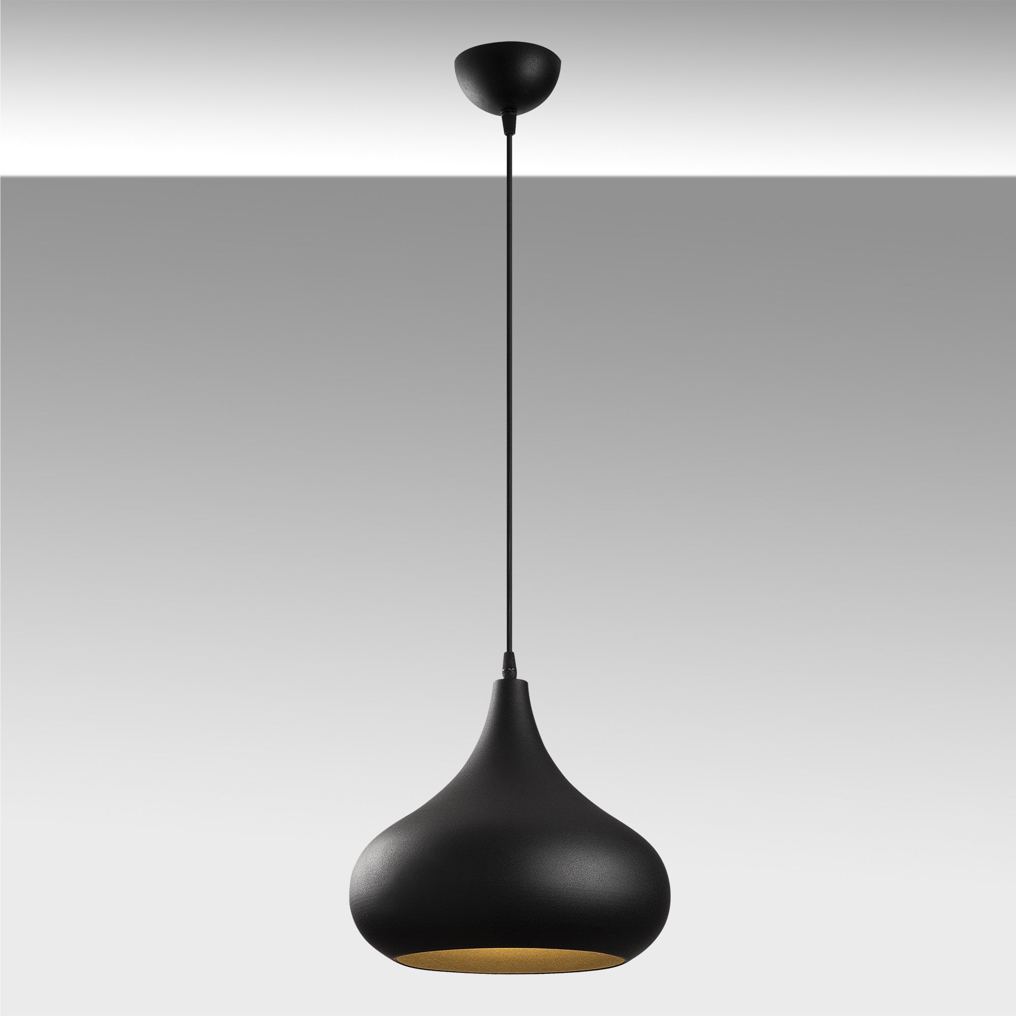 Erleben Sie die Sağlam Pendelleuchte in Schwarz Gold von Opviq – ein stilvolles Highlight, das Ihrem Zuhause mit industriellem Charme und luxuriöser Eleganz einen neuen Glanz verleiht.