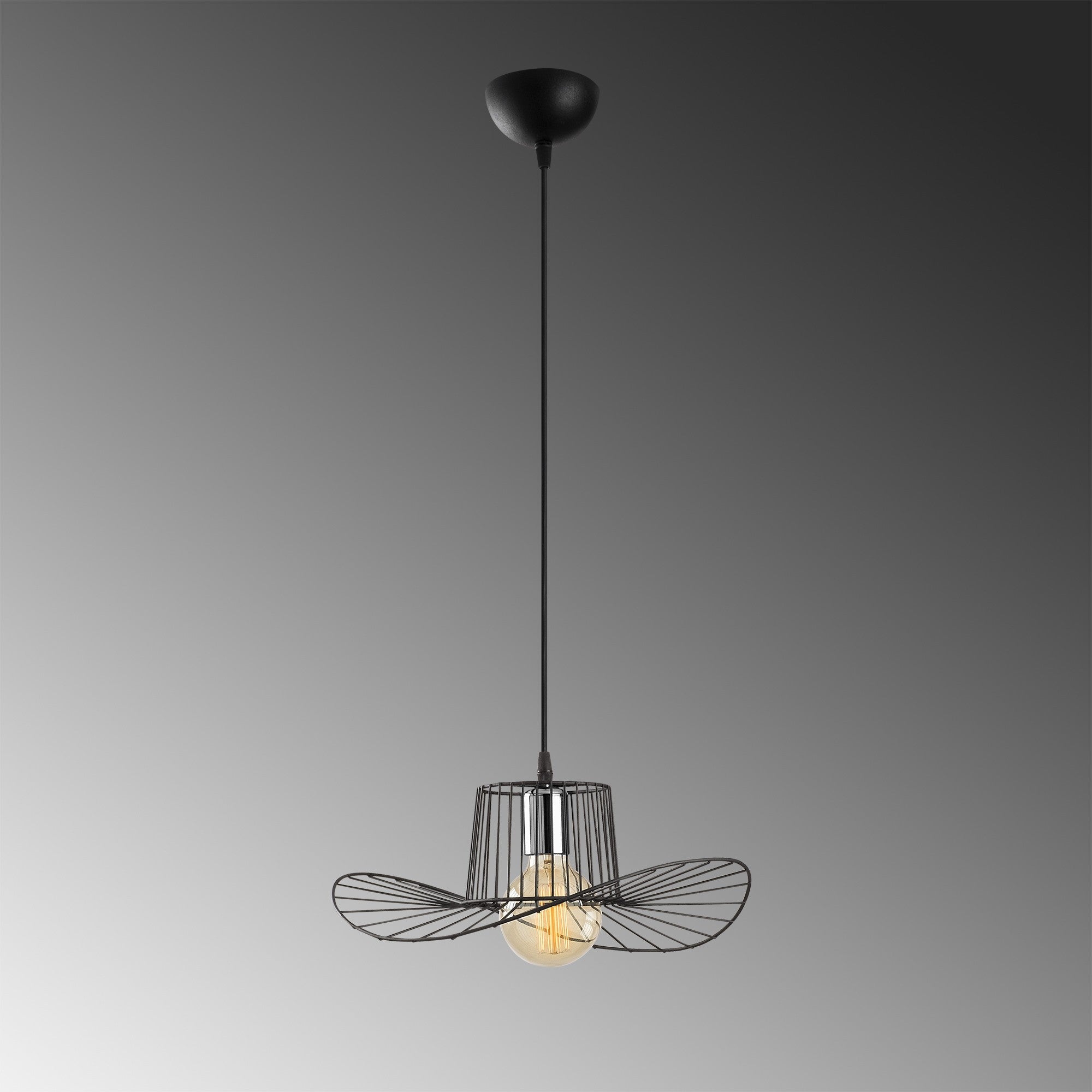 Verleihen Sie Ihrem Raum mit der Tel Pendelleuchte in Schwarz von Opviq einen Hauch von Eleganz. Ihr modernes Design und die anpassbare Höhe sorgen für eine stilvolle Beleuchtung.
