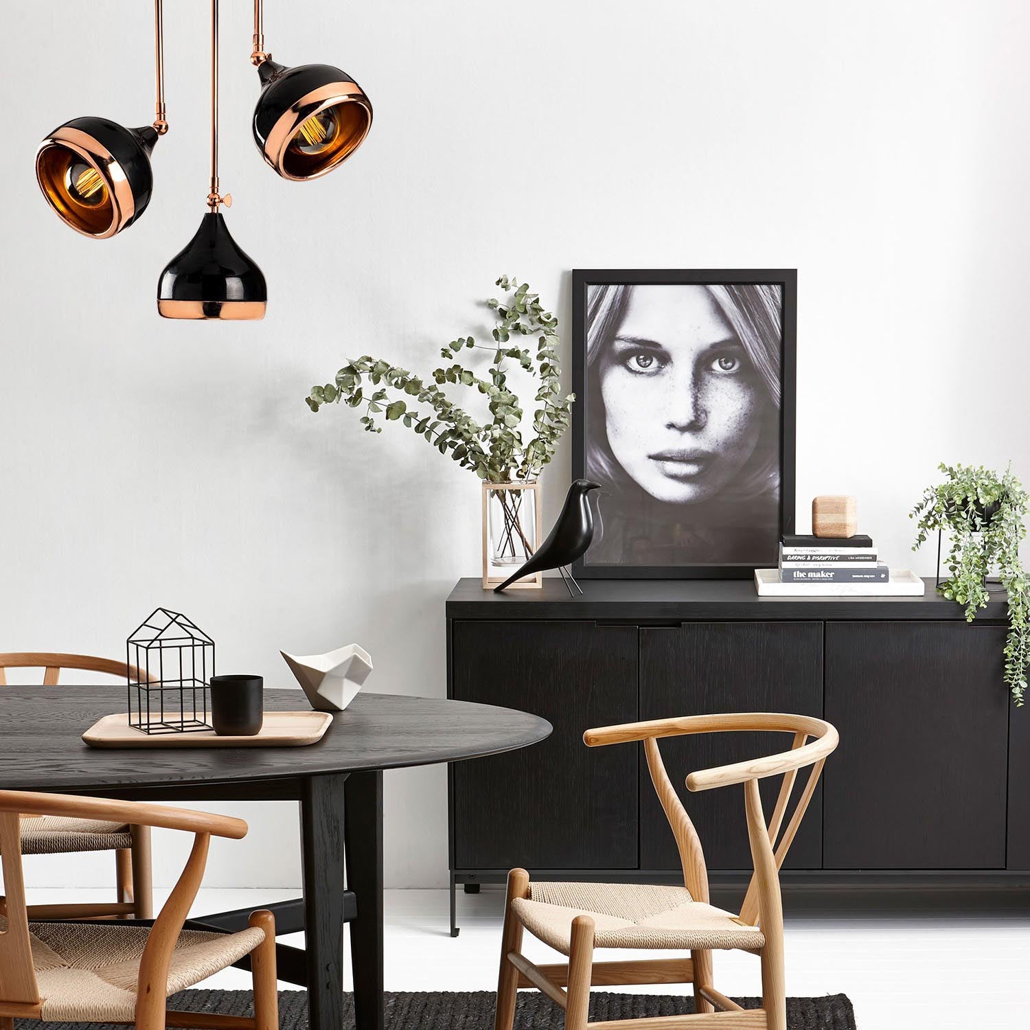 Entdecken Sie die Yıldo Pendelleuchte in Schwarz und Kupfer von Opviq – ein stilvolles Highlight für Ihr Zuhause, das Eleganz und moderne Raffinesse vereint.