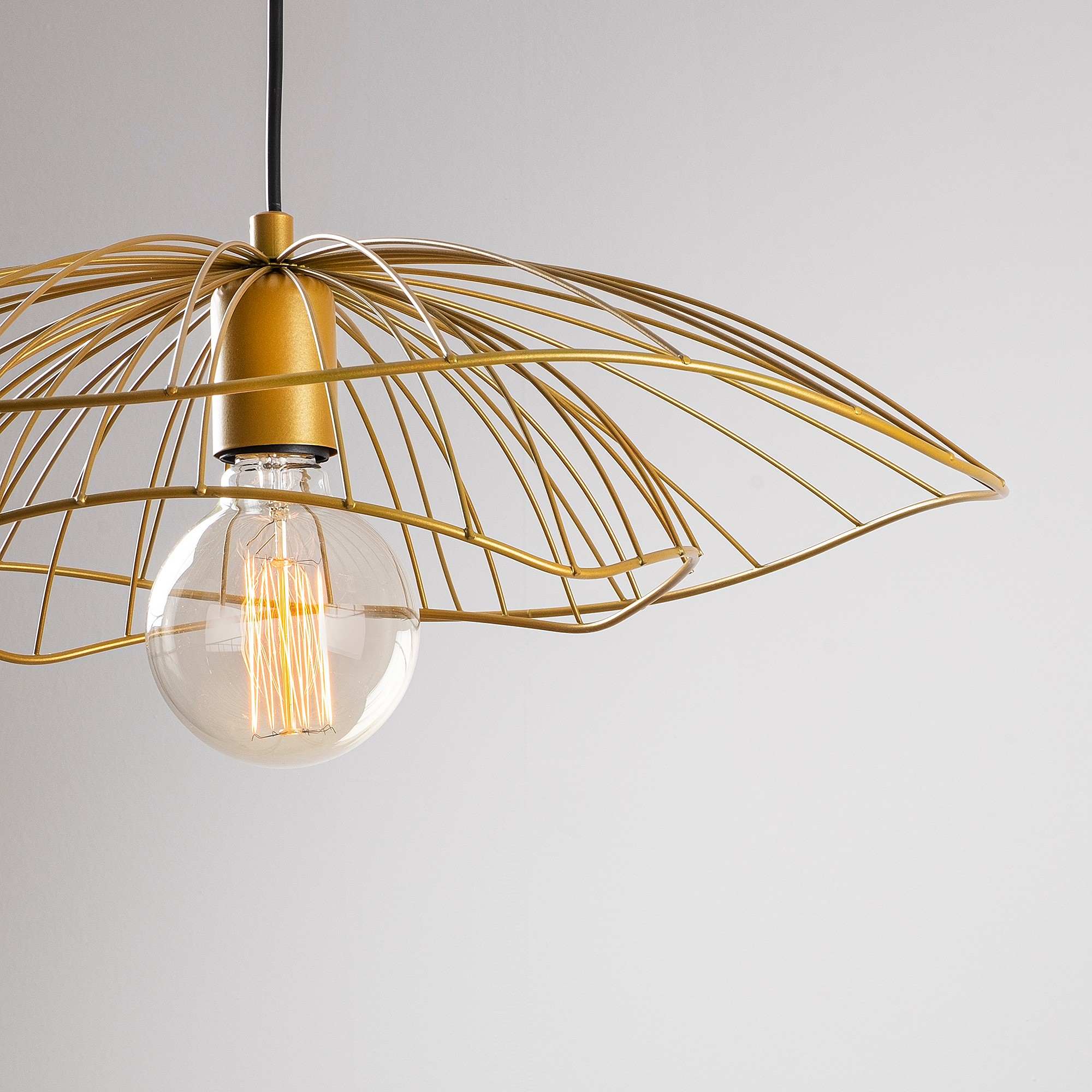 Verleihen Sie Ihrem Raum mit der goldenen Tel Pendelleuchte von Opviq einen Hauch von Luxus und Eleganz. Ideal für stilvolle Akzente und eine glamouröse Atmosphäre.