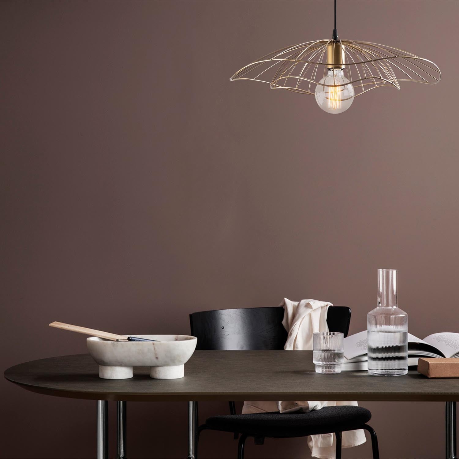 Entdecken Sie die elegante Tel Pendelleuchte von Opviq. Ihr Vintage-Design verleiht jedem Raum einen Hauch von Luxus und Stil.