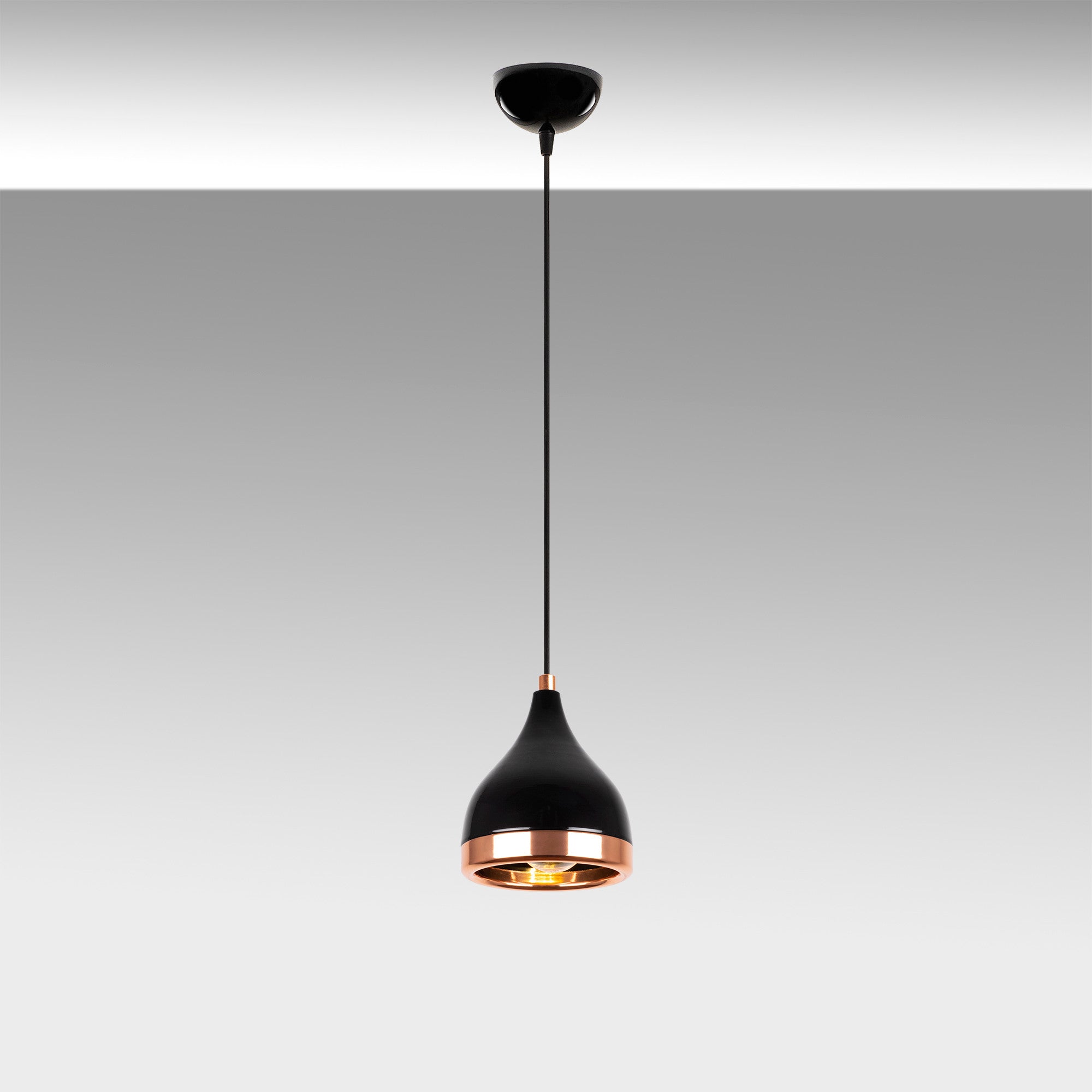 Entdecken Sie die Yıldo Pendelleuchte von Opviq in edlem Schwarz und Kupfer – ein elegantes Design-Highlight, das jeden Raum stilvoll erhellt.