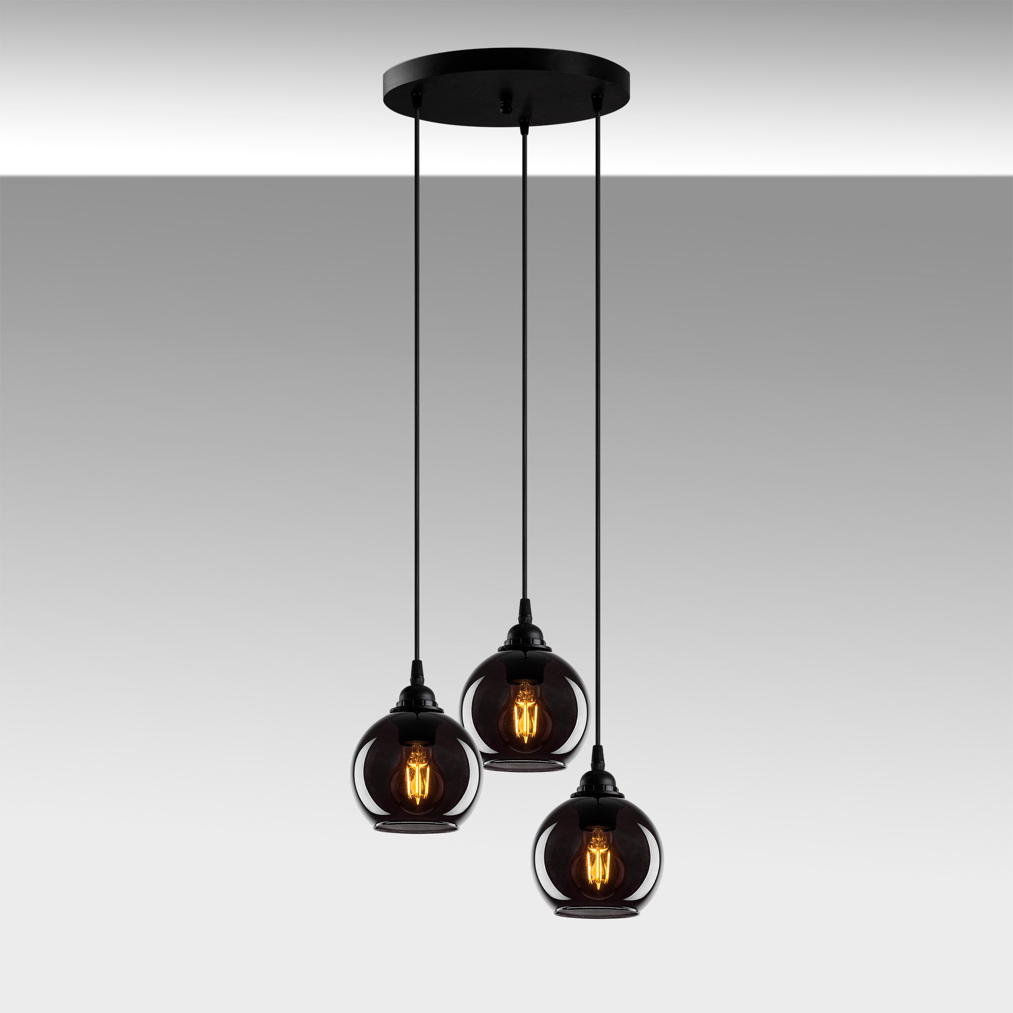 Moderne Pendelleuchte mit rauchigem Glas von Opviq, ideal für stilvolle Akzente in Wohn- und Essbereichen.