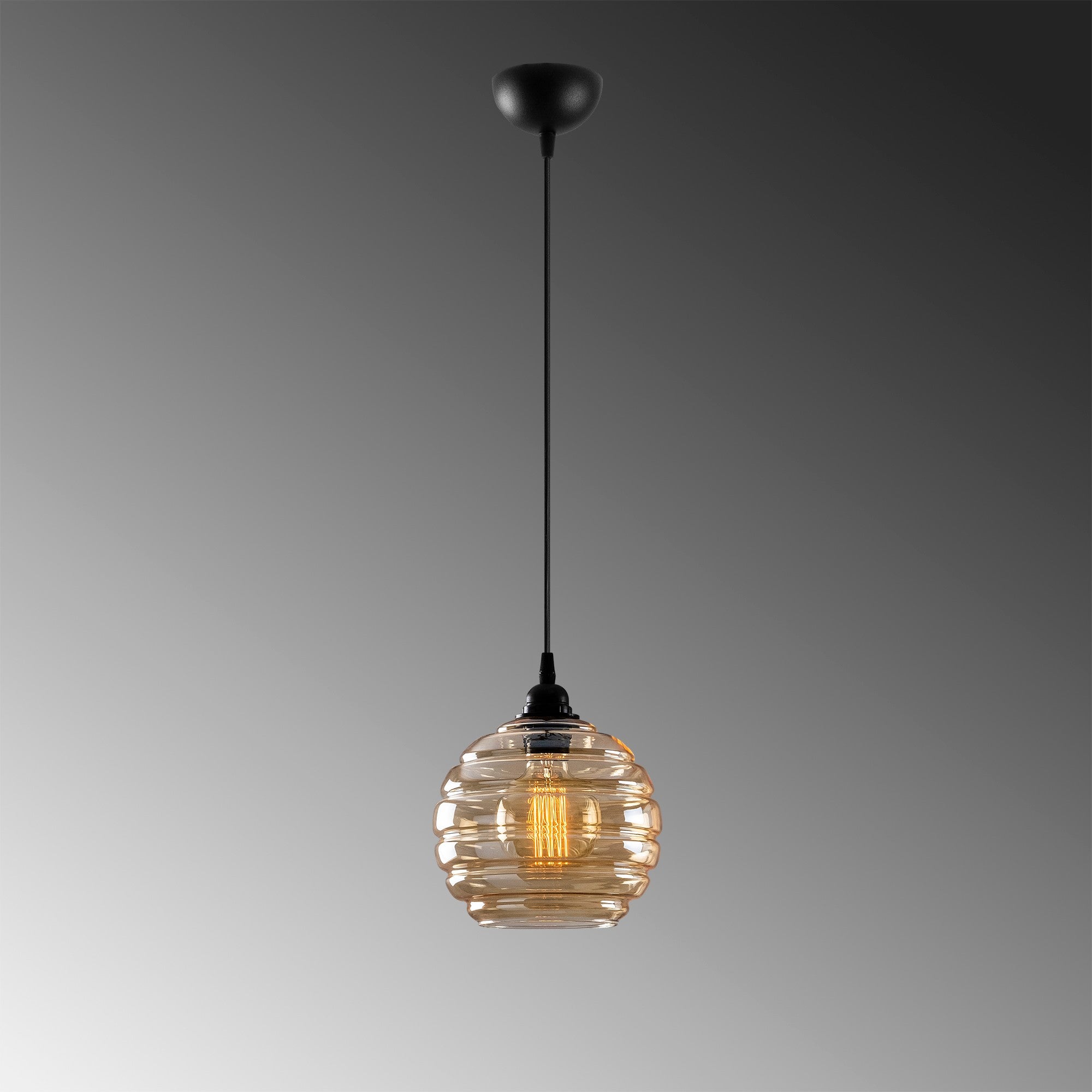Entdecken Sie die Gold Pendelleuchte von Opviq in Gold-Schwarz, die Eleganz und Stil vereint. Perfekt für ein luxuriöses Ambiente in Ihrem Zuhause.