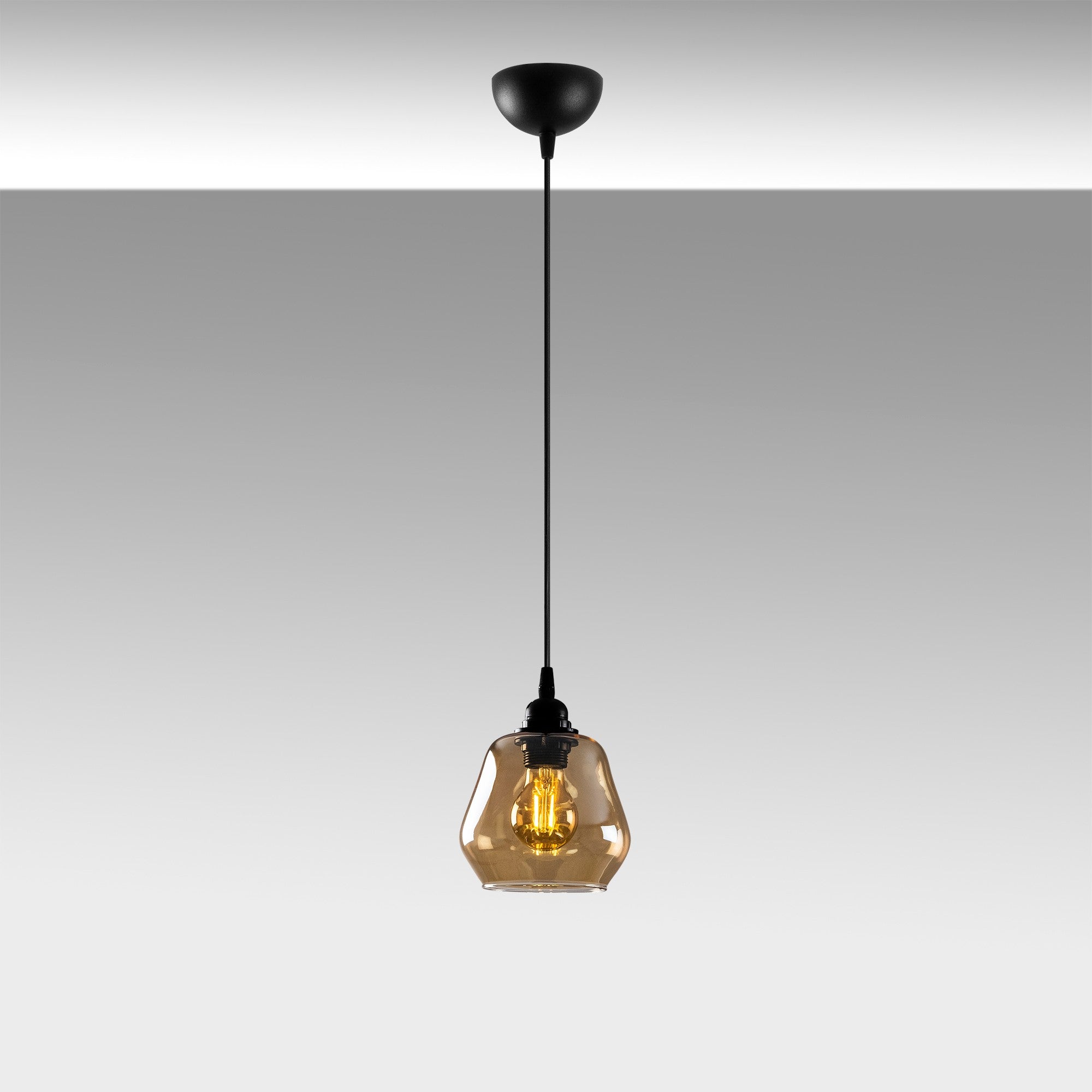 Verleihen Sie Ihrem Zuhause mit der Gold Pendelleuchte von Opviq einen Hauch von skandinavischer Eleganz. Ihr zeitloses Design in Gold und Schwarz sowie die verstellbare Höhe schaffen eine perfekte Atmosphäre für jeden Anlass.