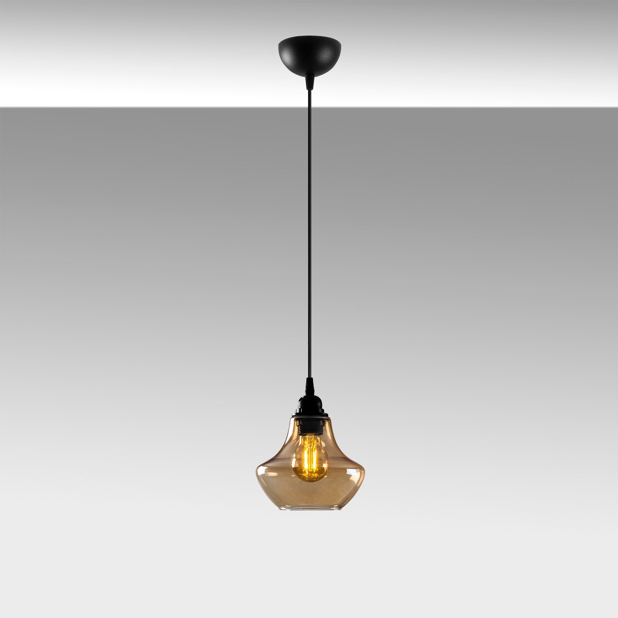Verleihen Sie Ihrem Raum mit der Gold Pendelleuchte von Opviq einen Hauch von Luxus. Ihr einzigartiges Design kombiniert nostalgischen Charme mit modernem Minimalismus.