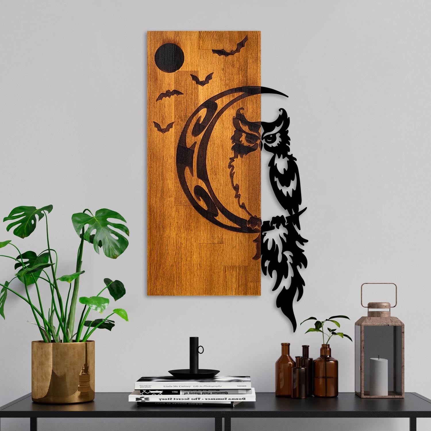 Entdecken Sie die Owl Wanddeko in Walnuss Schwarz von Wallity – ein elegantes, handgefertigtes Holzaccessoire für stilvolle Wohnräume.