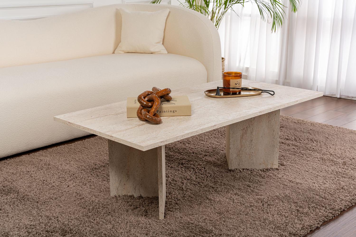 Entdecken Sie den eleganten Sabin Sofatisch aus Travertin von Nordure. Stilvoll, funktional und langlebig – der perfekte Mittelpunkt für Ihr Wohnzimmer!