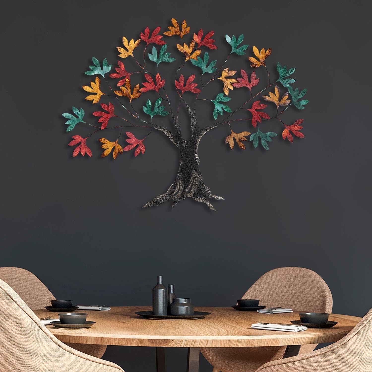 Entdecken Sie die Yggdrasil Wanddeko von Wallity – ein handgemaltes Metallkunstwerk, das jedem Raum Eleganz und Stil verleiht.