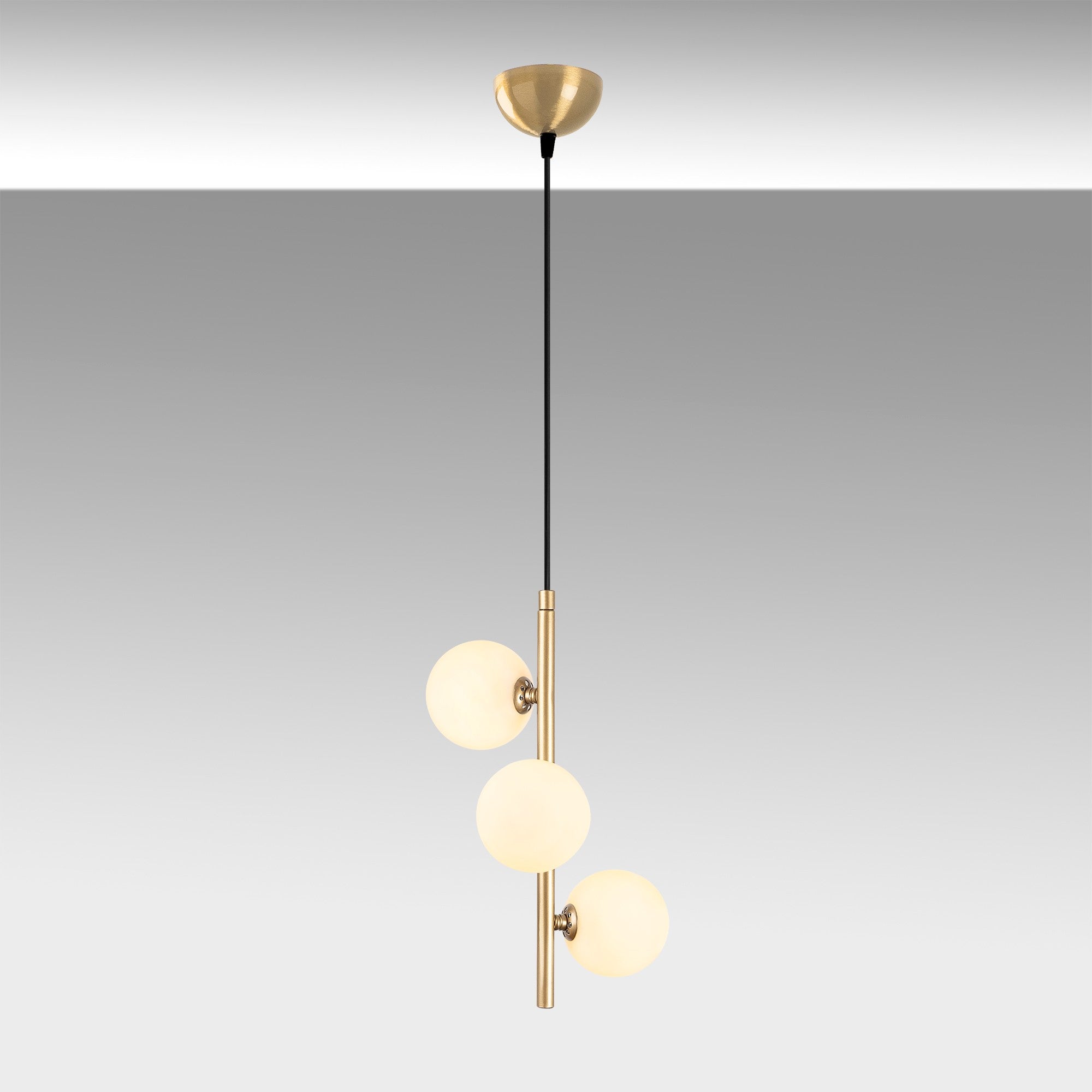 Entdecken Sie die goldene Domino Pendelleuchte von Opviq – ein stilvolles Highlight für Ihr Zuhause, das Eleganz und warmes Licht vereint.