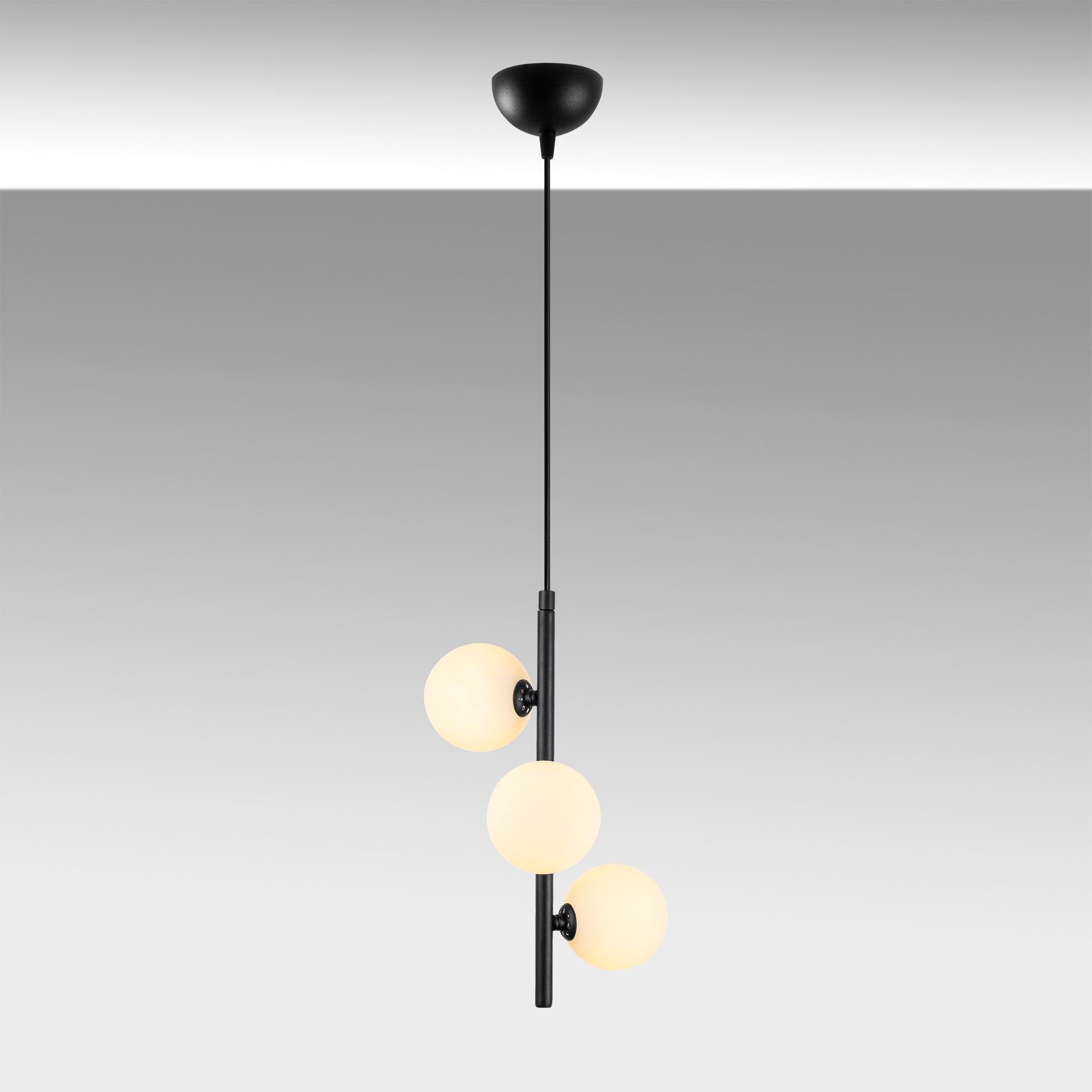 Setzen Sie stilvolle Akzente in Ihrem Zuhause mit der Domino Pendelleuchte von Opviq. Ihr modernes Design in Schwarz-Weiß verwandelt jeden Raum.