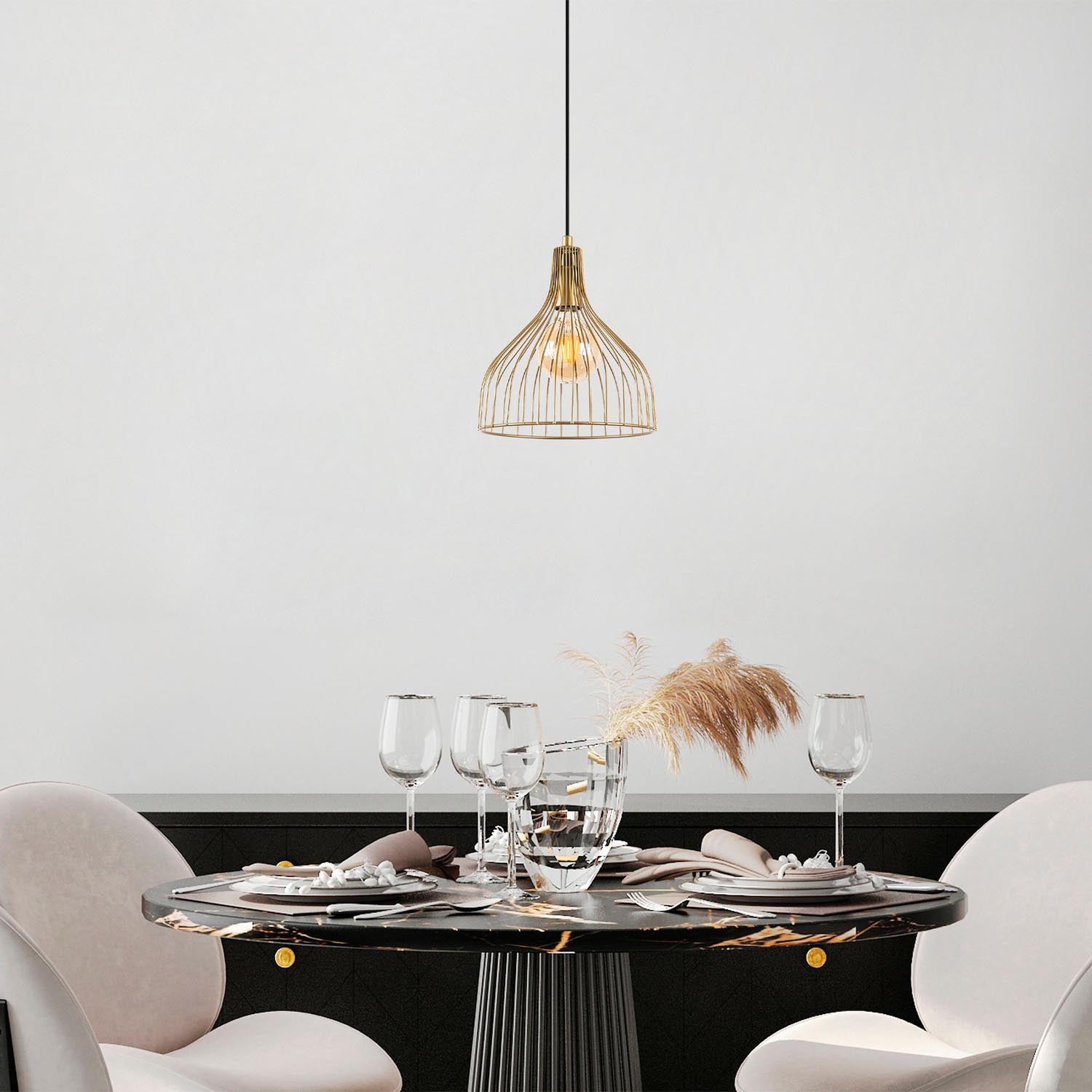 Entdecken Sie die Cafu Pendelleuchte in glänzendem Gold von Opviq – ein elegantes Highlight für Ihr Zuhause, das Stil und Luxus vereint.
