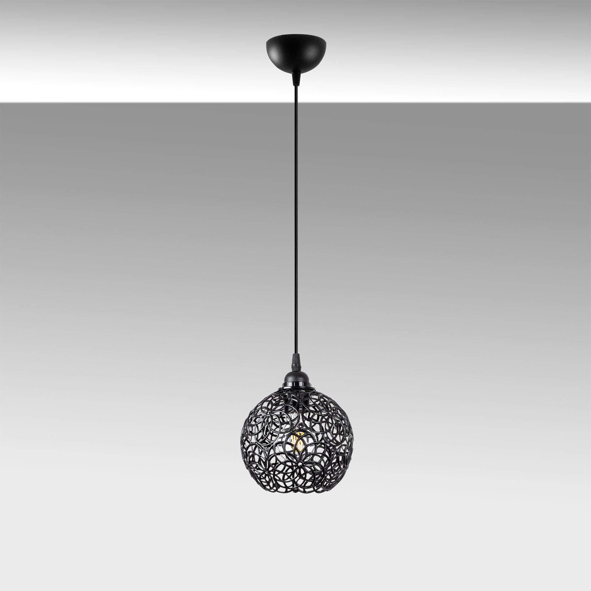 Verleihen Sie Ihrem Zuhause mit der Hay Pendelleuchte in Schwarz von Opviq einen Hauch von Stil. Ihr elegantes Design und die robuste Bauweise machen sie zum idealen Highlight für jeden Raum.