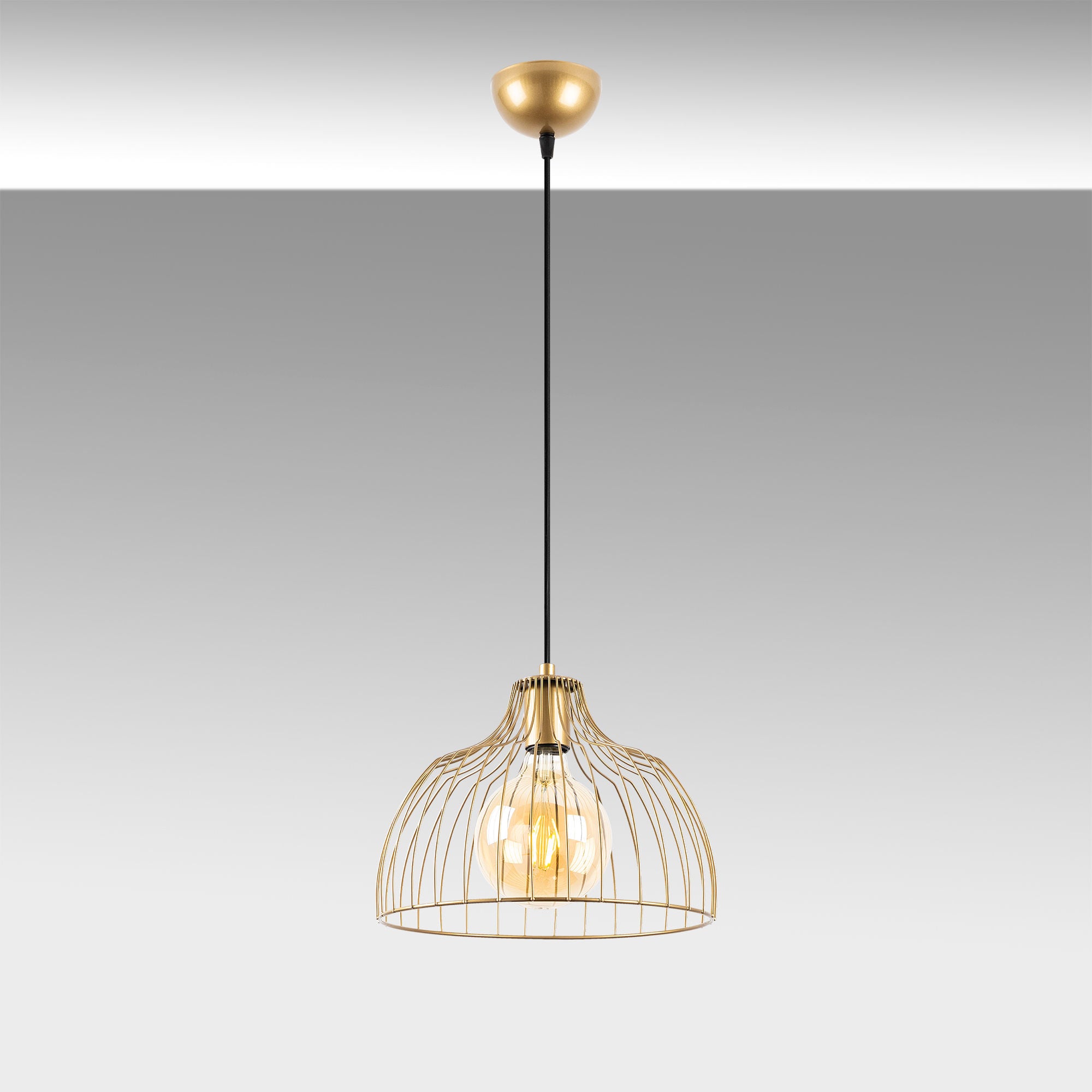 Entdecken Sie die Kozan Pendelleuchte von Opviq in glänzendem Gold – ein luxuriöses Highlight für Ihr Zuhause, das Stil und Eleganz vereint.