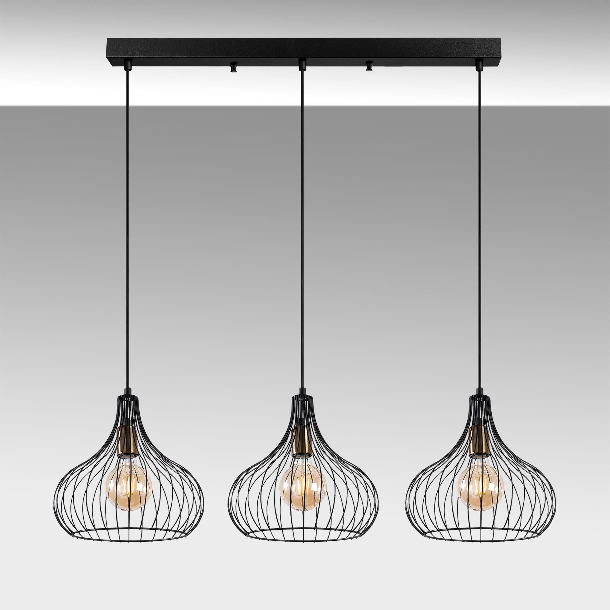 Erleben Sie mit der Teldamla Pendelleuchte von Opviq in Schwarz Antiquität eine stilvolle Transformation Ihres Wohnraums. Dieser elegante Kronleuchter vereint modernes und industrielles Design und setzt beeindruckende Akzente.