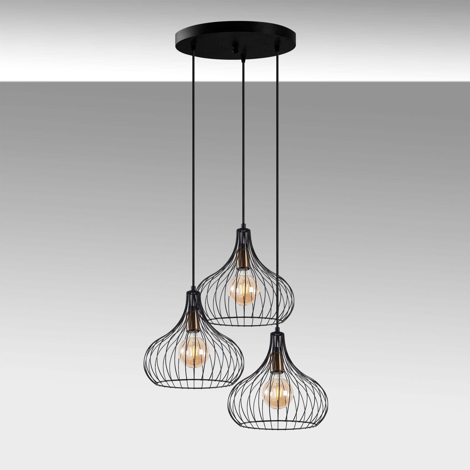 Entdecken Sie die Teldamla Pendelleuchte von Opviq in Schwarz Antiquität – ein stilvolles Highlight, das jeden Raum mit Eleganz und Atmosphäre bereichert.