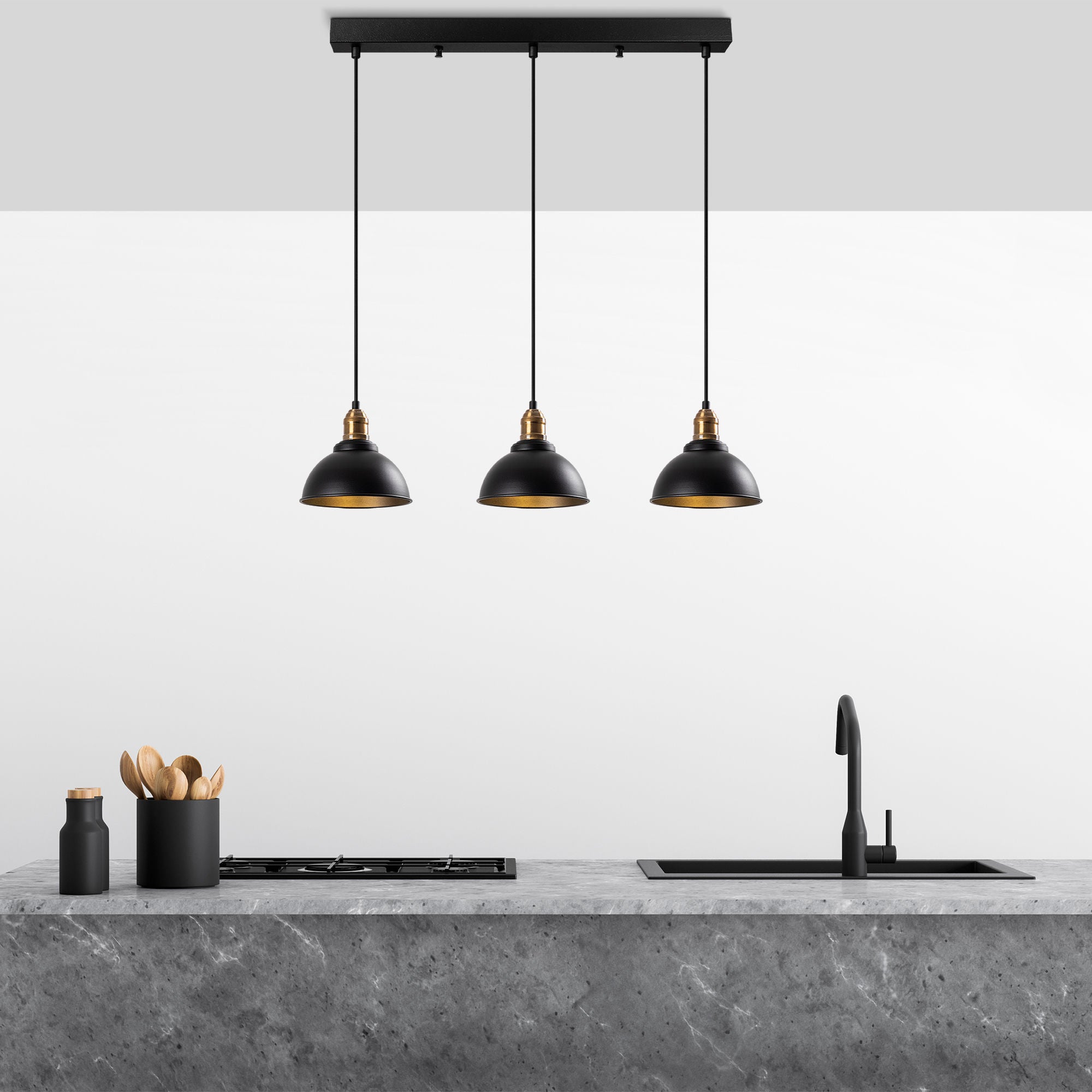 Verleihen Sie Ihrem Raum mit der Varzan Pendelleuchte von Opviq in Schwarz Antiquität einen Hauch von zeitloser Eleganz und modernem Design.