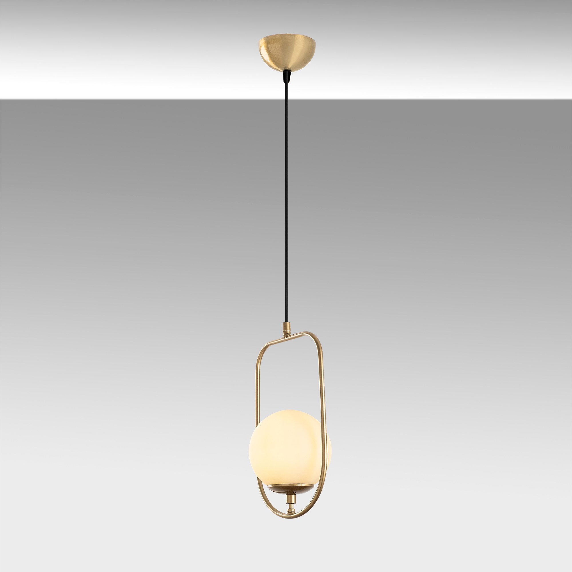 Entdecken Sie die Skew Pendelleuchte von Opviq – ein luxuriöses Design-Highlight, das jeden Raum mit stilvollem Licht und Eleganz erfüllt.