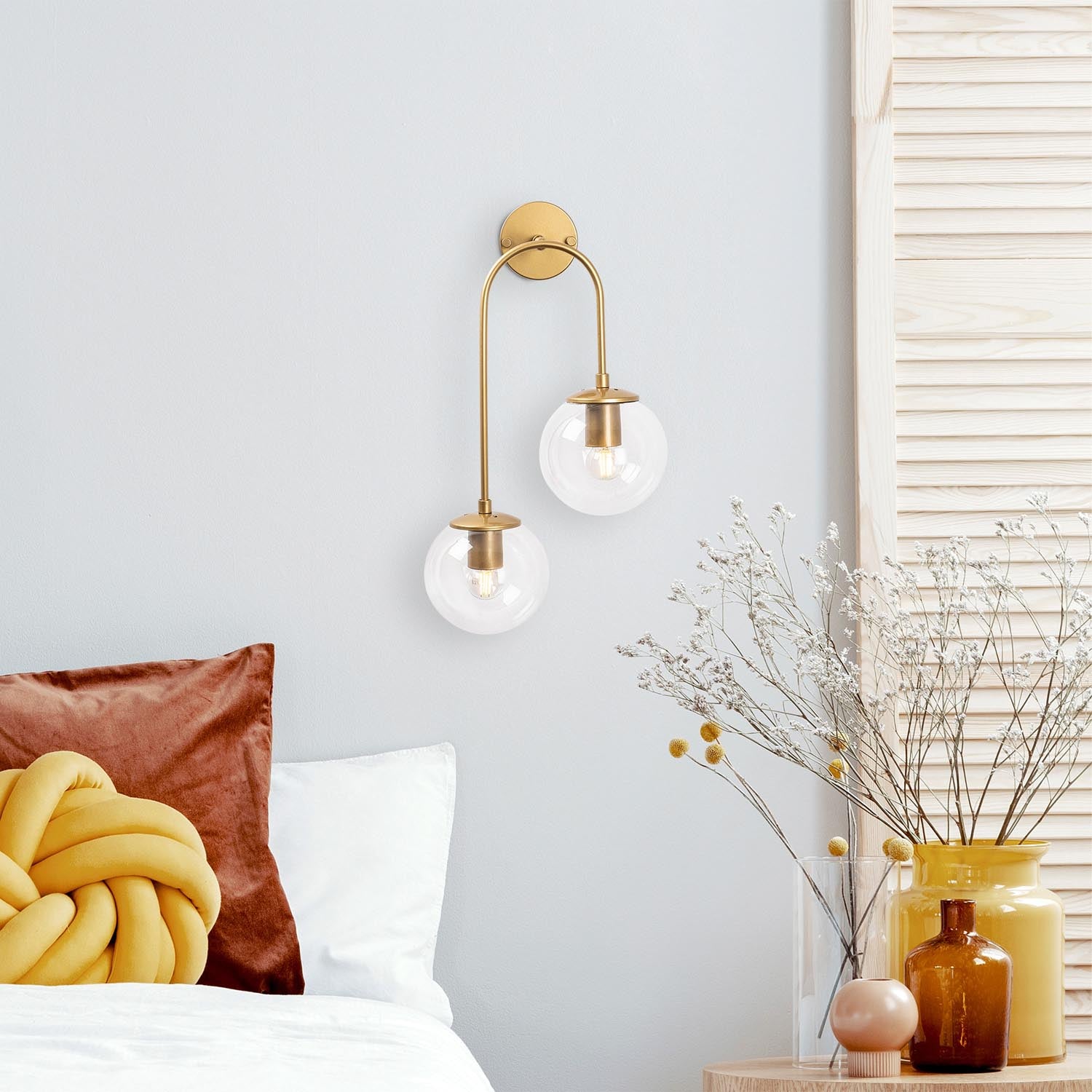 Entdecken Sie die elegante Jewel Wandleuchte in glänzendem Gold von Opviq. Perfekte Beleuchtung und stilvolles Design für jeden Raum.