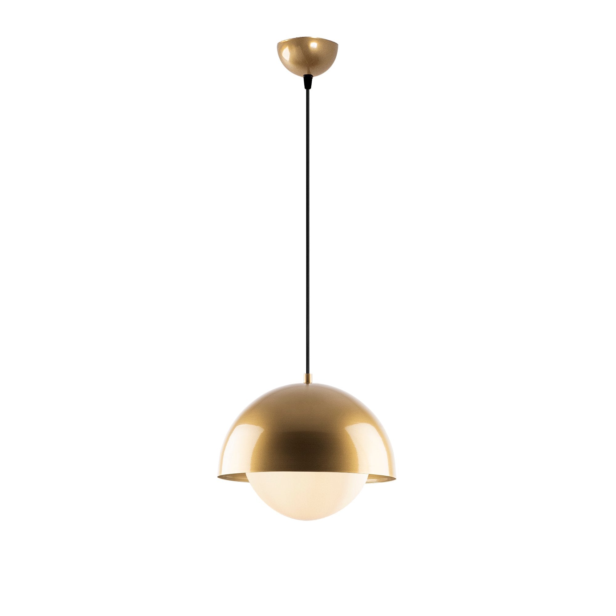 Erleben Sie die Camgoz Pendelleuchte in Gold von Opviq. Ihr elegantes Design und die verstellbare Höhe machen jeden Raum zum Blickfang.
