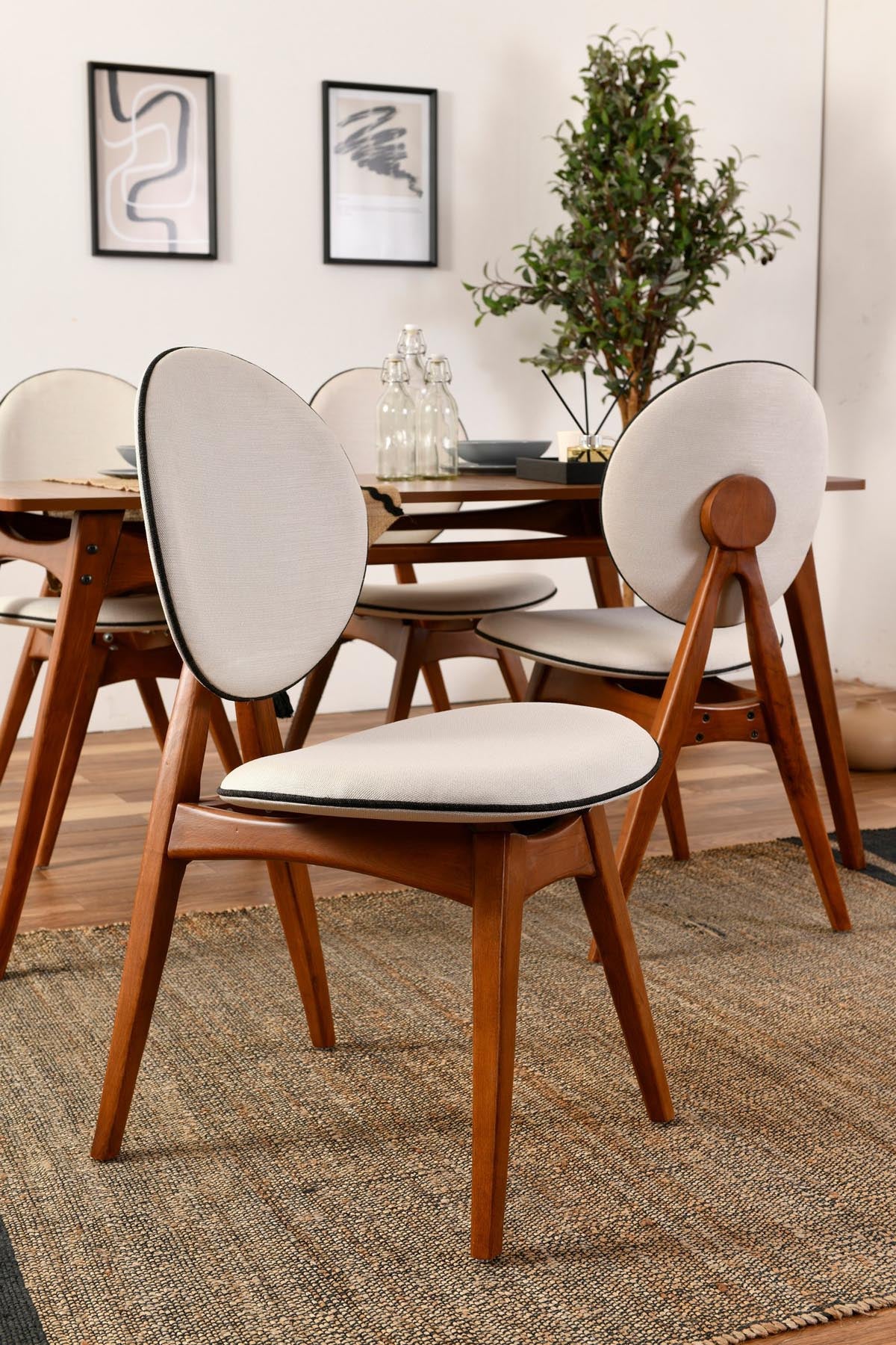 Entdecken Sie den Touch v2 Stuhl in Walnuss und Creme von Hanah Home – stilvoll, komfortabel und perfekt für Ihr Zuhause.