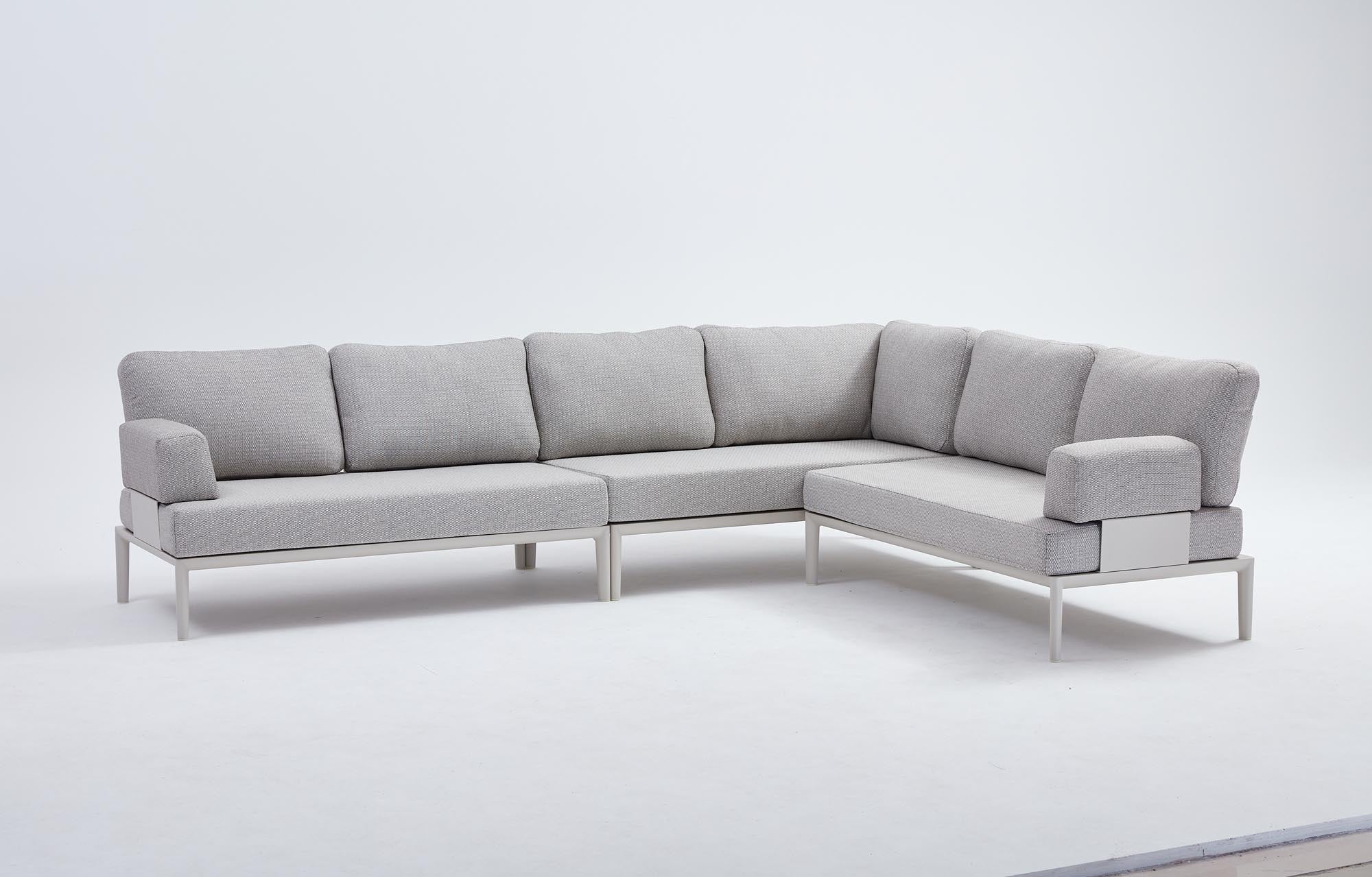 Beige Lounge-Sofa für zwei mit praktischer Ecke, perfekt für gemütliche Momente im Freien von Be Garden.