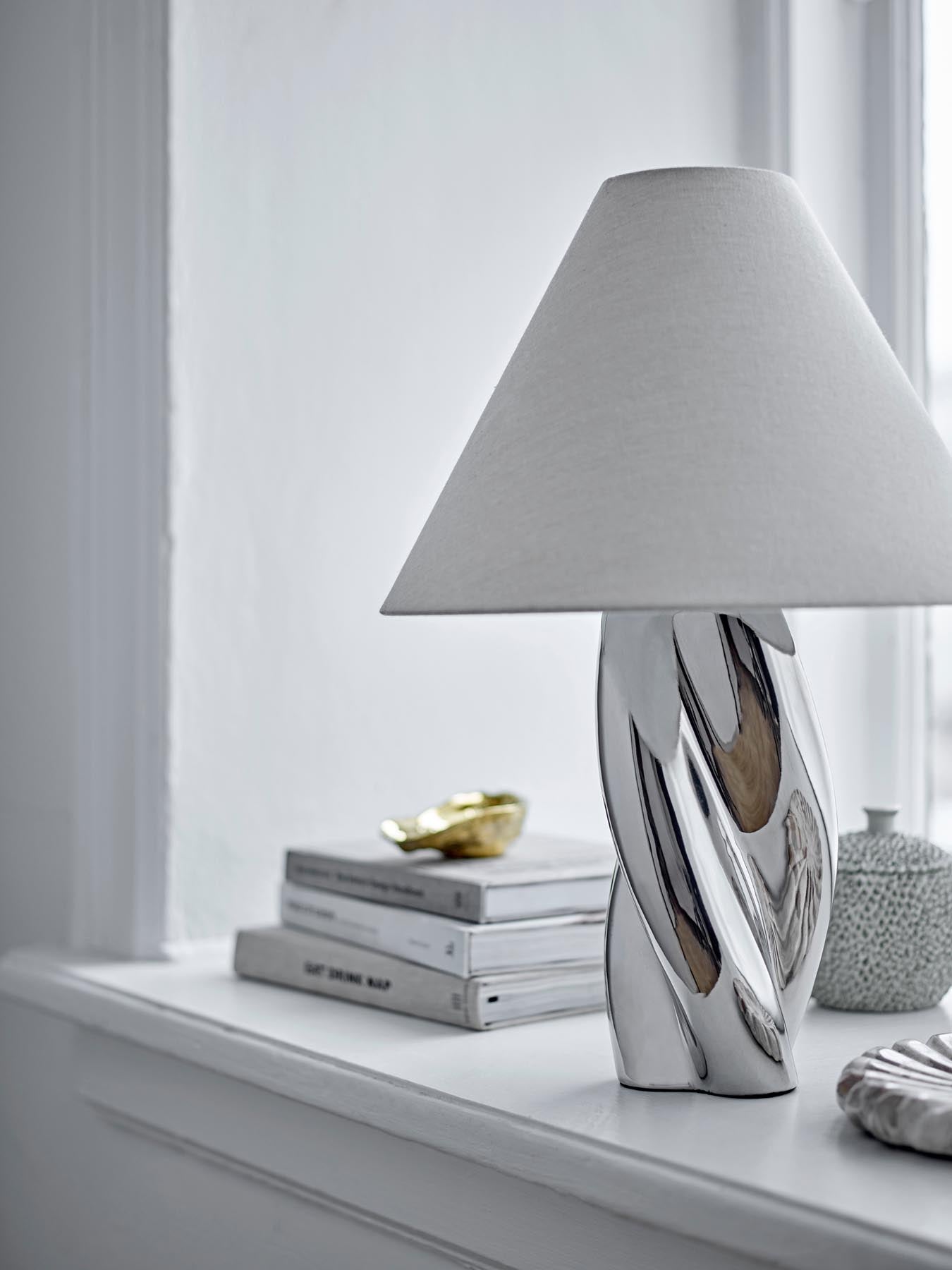 Entdecken Sie die elegante Silva Tischlampe von Bloomingville. Mit ihrem skulpturalen Steingut-Sockel in Silber und dem Leinenlampenschirm setzt sie stilvolle Akzente in jedem Raum.
