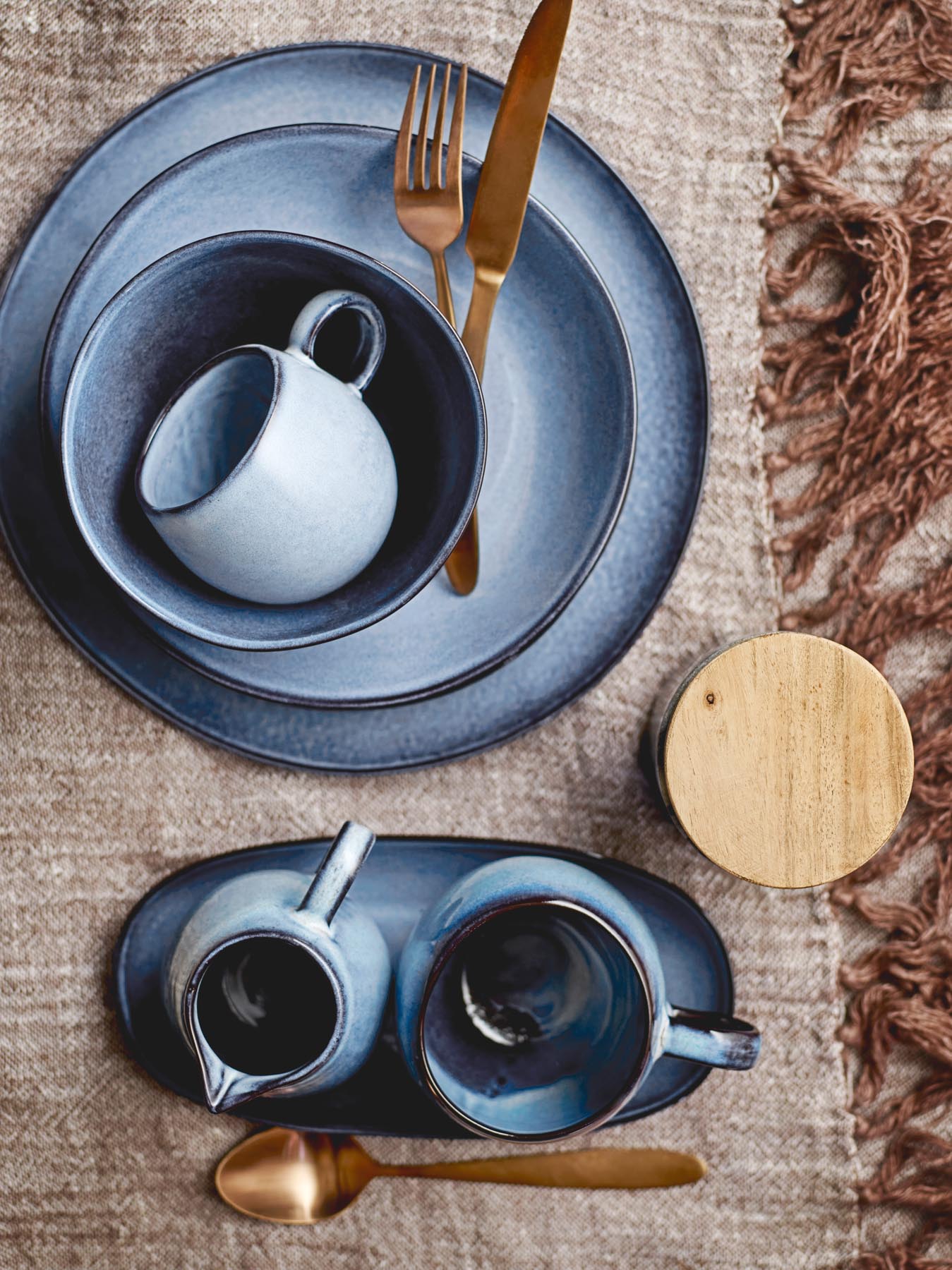 Entdecken Sie das elegante Sandrine Frühstücksset von Bloomingville in beruhigendem Blau. Handgefertigtes Steingut für stilvolle Tischmomente.