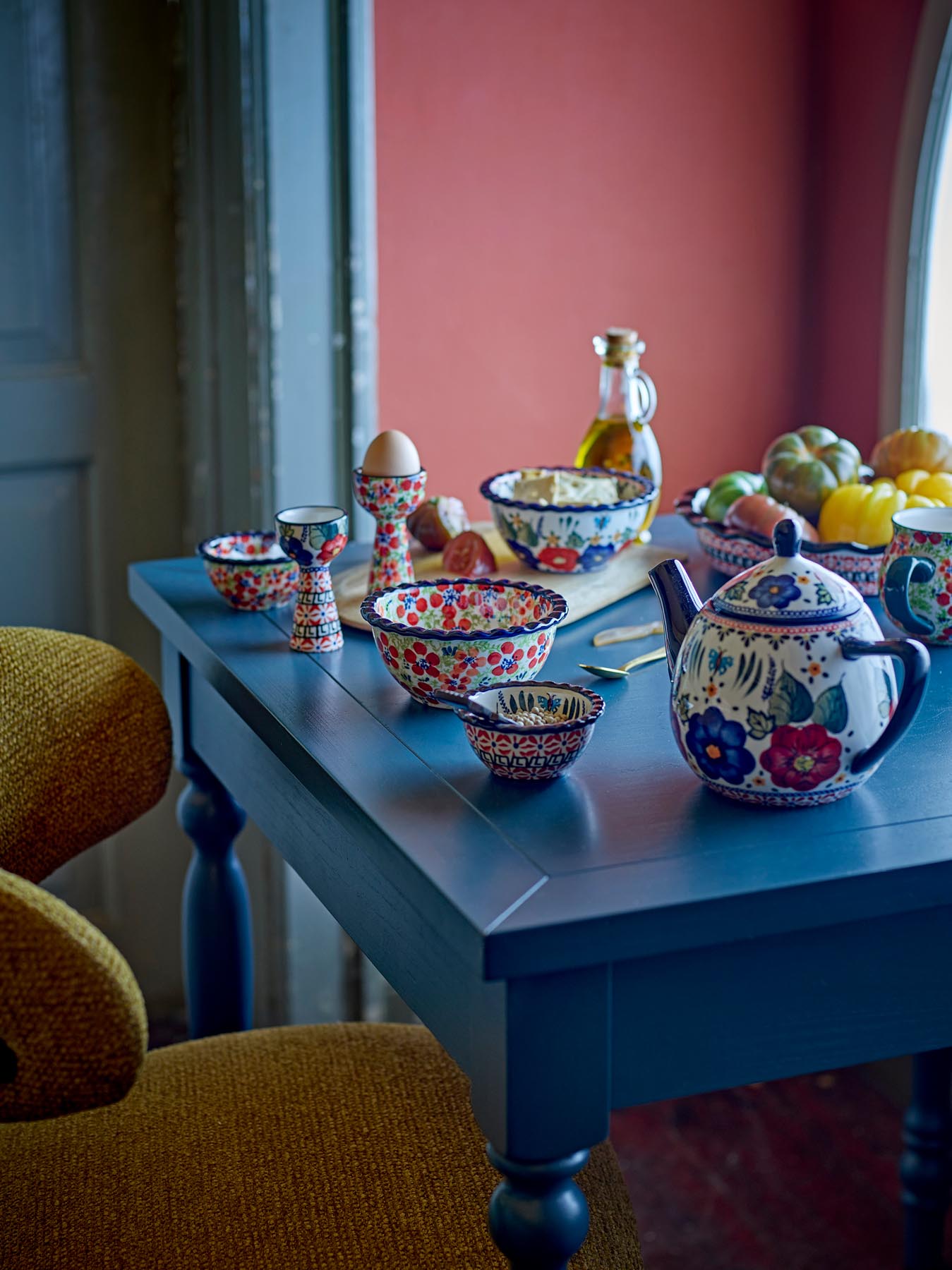 Bringen Sie Farbe in Ihr Zuhause mit der handgefertigten roten Florist Schale aus Steingut von Creative Collection. Ideal für Snacks oder als dekoratives Highlight!