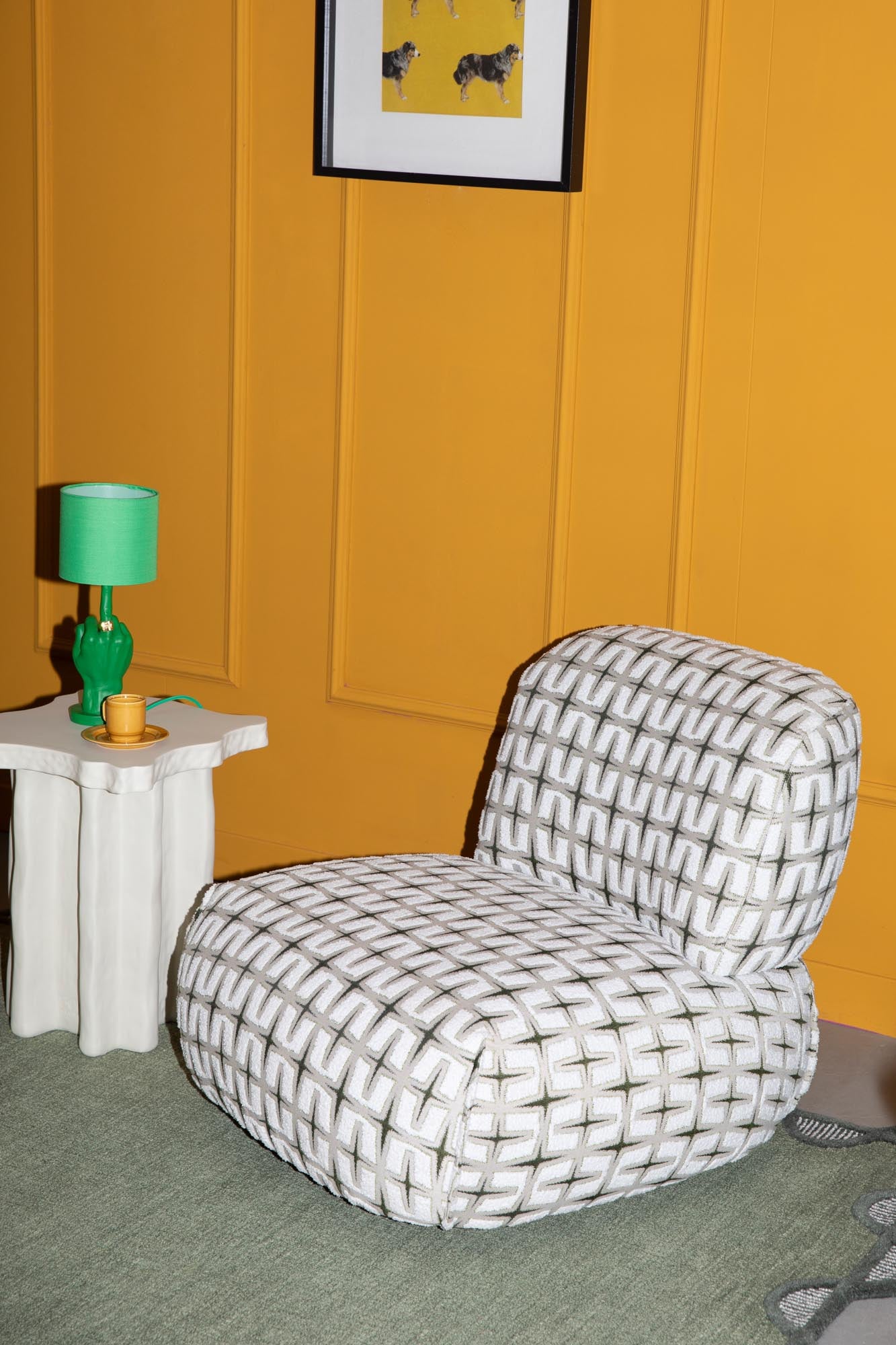 Eleganter Lounge Stuhl Ritz in harmonischen Beige- und Grüntönen von Bold Monkey, ideal für stilvolle Entspannung und modernes Interieur.