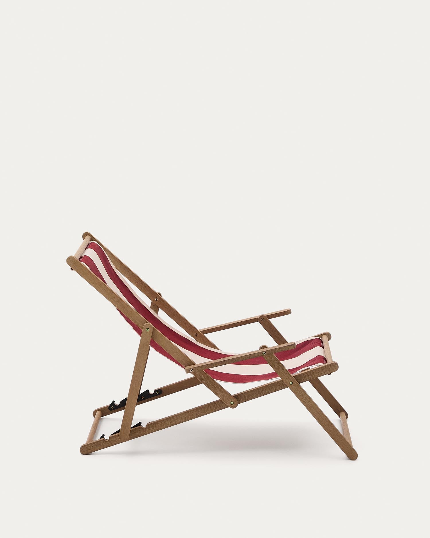 Entspannen Sie stilvoll im klappbaren Vilara Liegestuhl aus FSC-zertifiziertem Akazienholz. Ideal für Garten und Terrasse, langlebig und elegant.