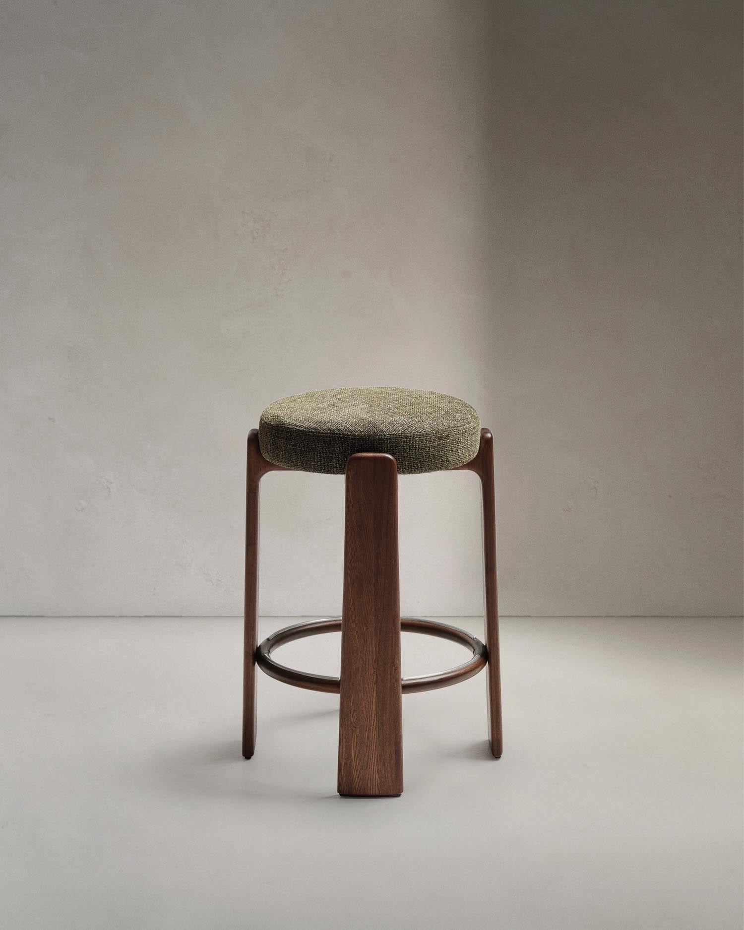 Erleben Sie den Hocker Granite von Kave Home: Ein elegantes Möbelstück aus nachhaltiger Chenille und robustem Eschenholz, ideal für jeden Raum.