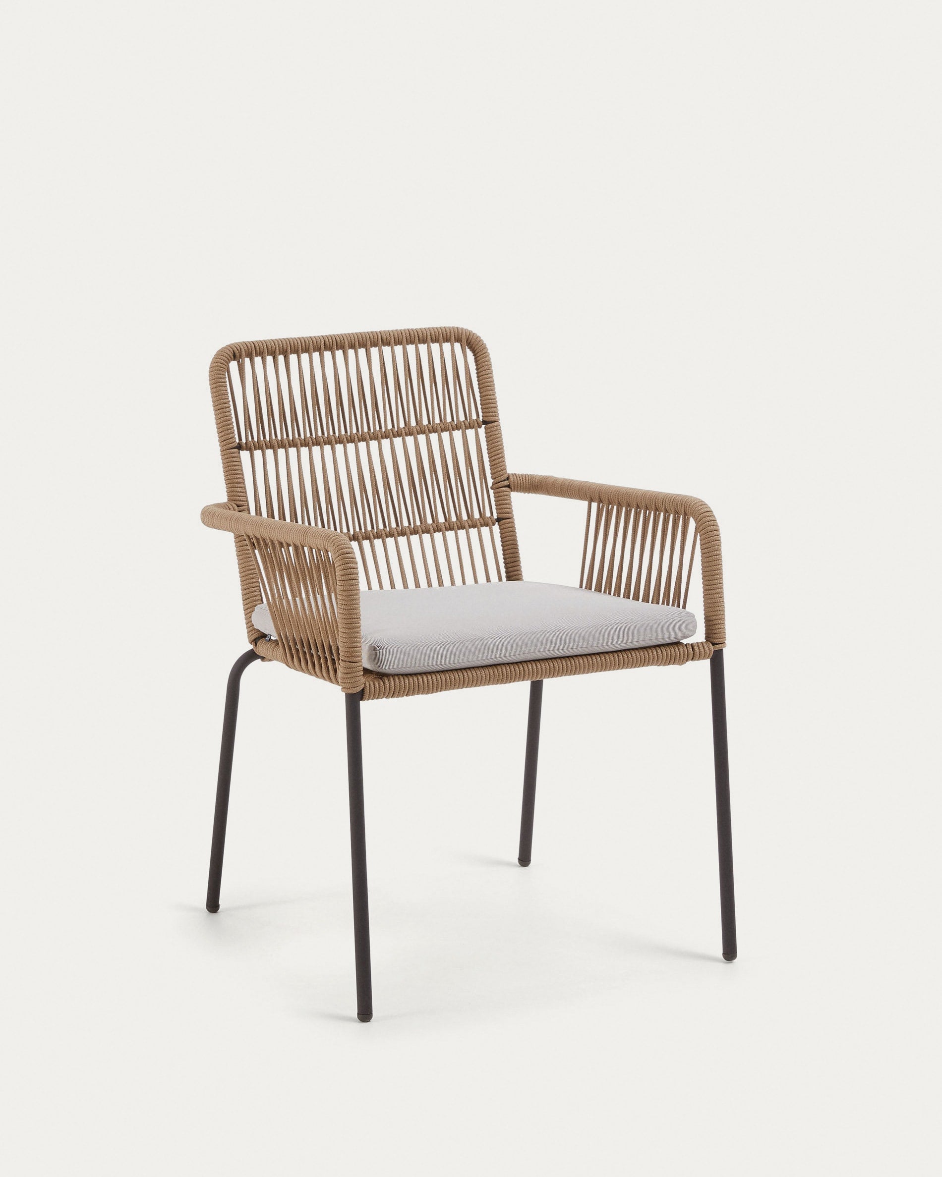 3D-Modell eines beigen, stapelbaren Seilstuhls mit galvanisierten Stahlbeinen, ideal für Garten und Terrasse.
